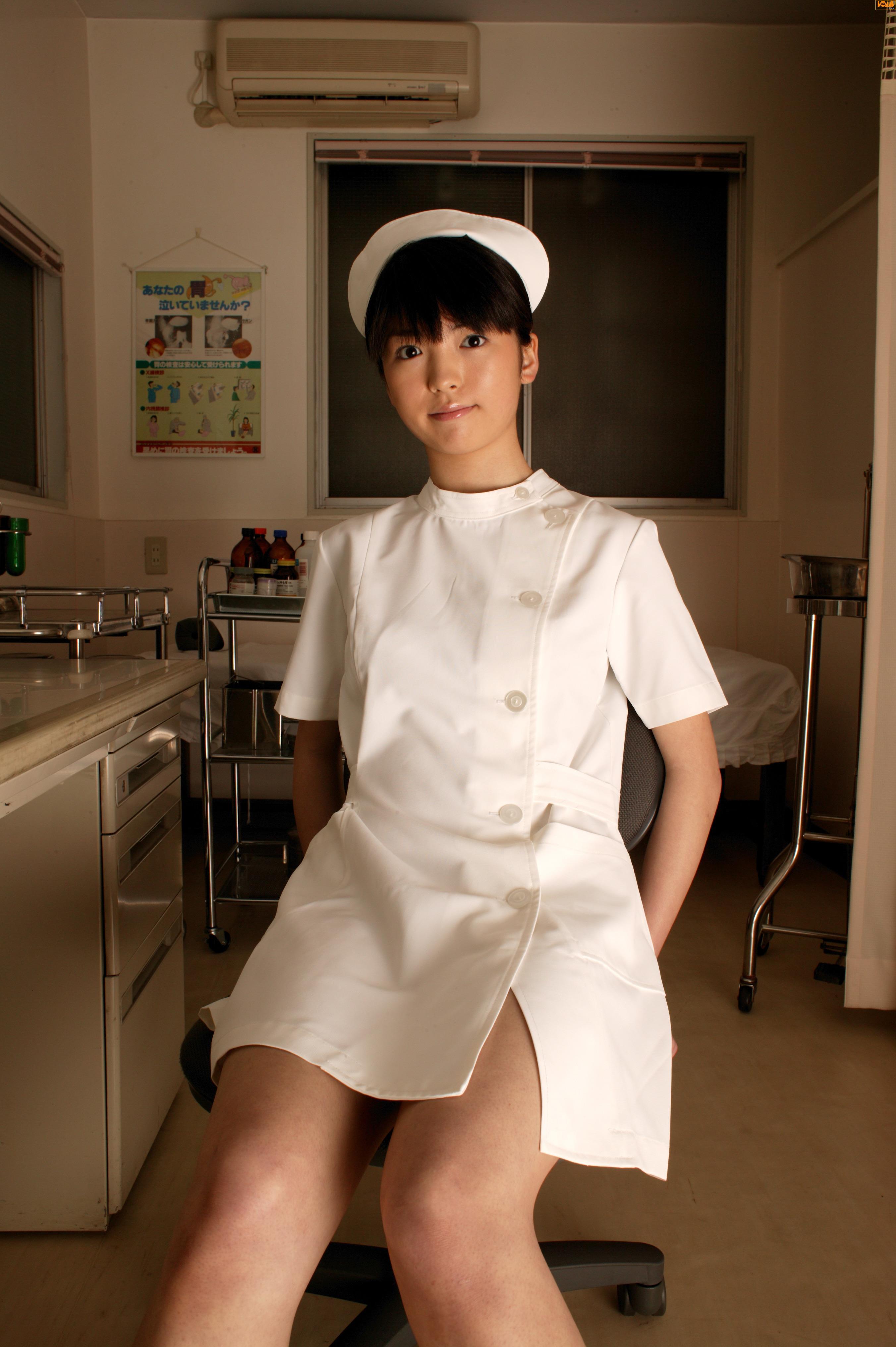 [BOMB.tv]写真2003年 鶴海静香 Shizuka Tsurumi 白色性感护士制服与紫色内衣私房写真集,