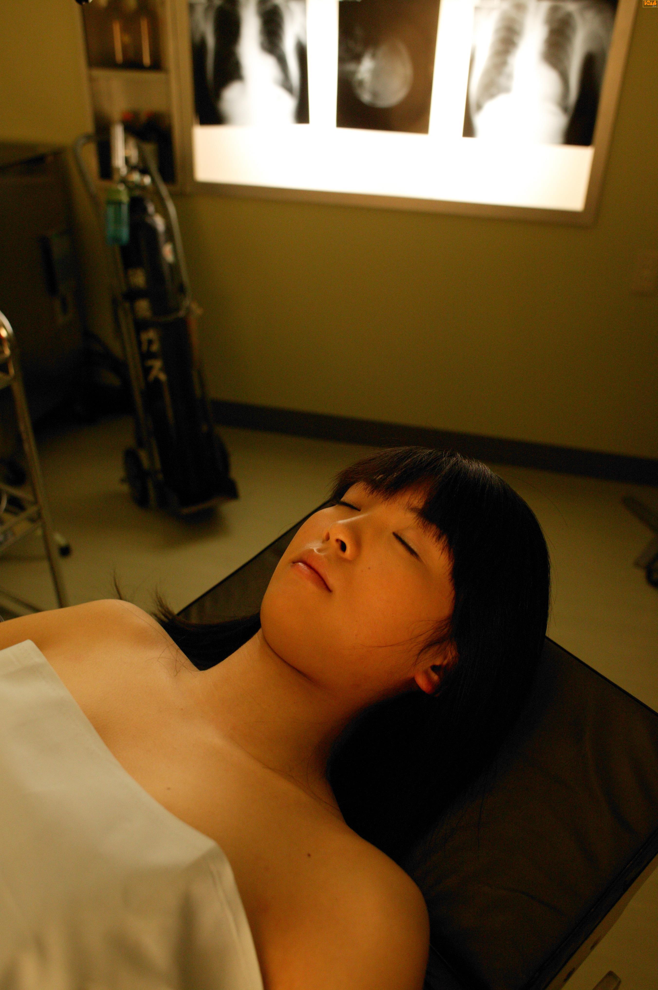 [BOMB.tv]写真2003年 鶴海静香 Shizuka Tsurumi 白色性感护士制服与紫色内衣私房写真集,