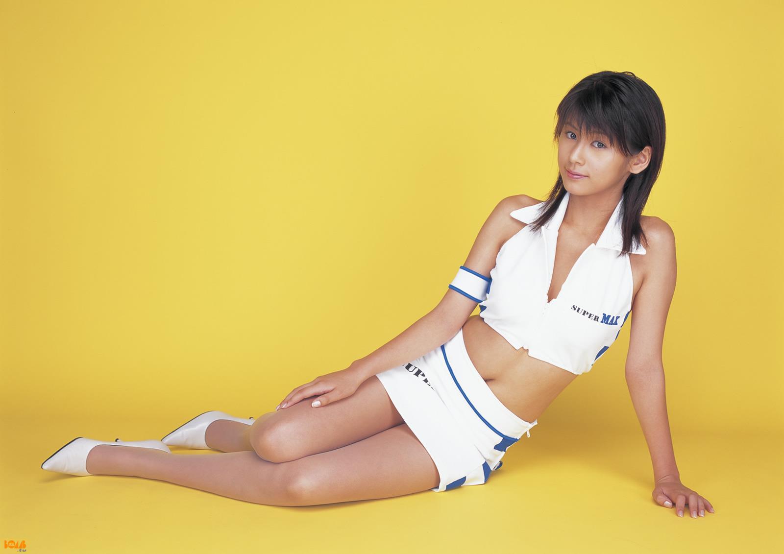 [BOMB.tv]写真2003年 こさか ゆか（小阪由佳, Yuka Kosaka）性感比基尼泳装与红色短旗袍私房写真集,