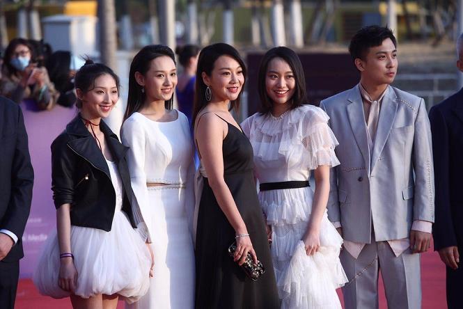 闫妮亮相北京国际电影节红毯 吊带黑色长裙性感妩媚