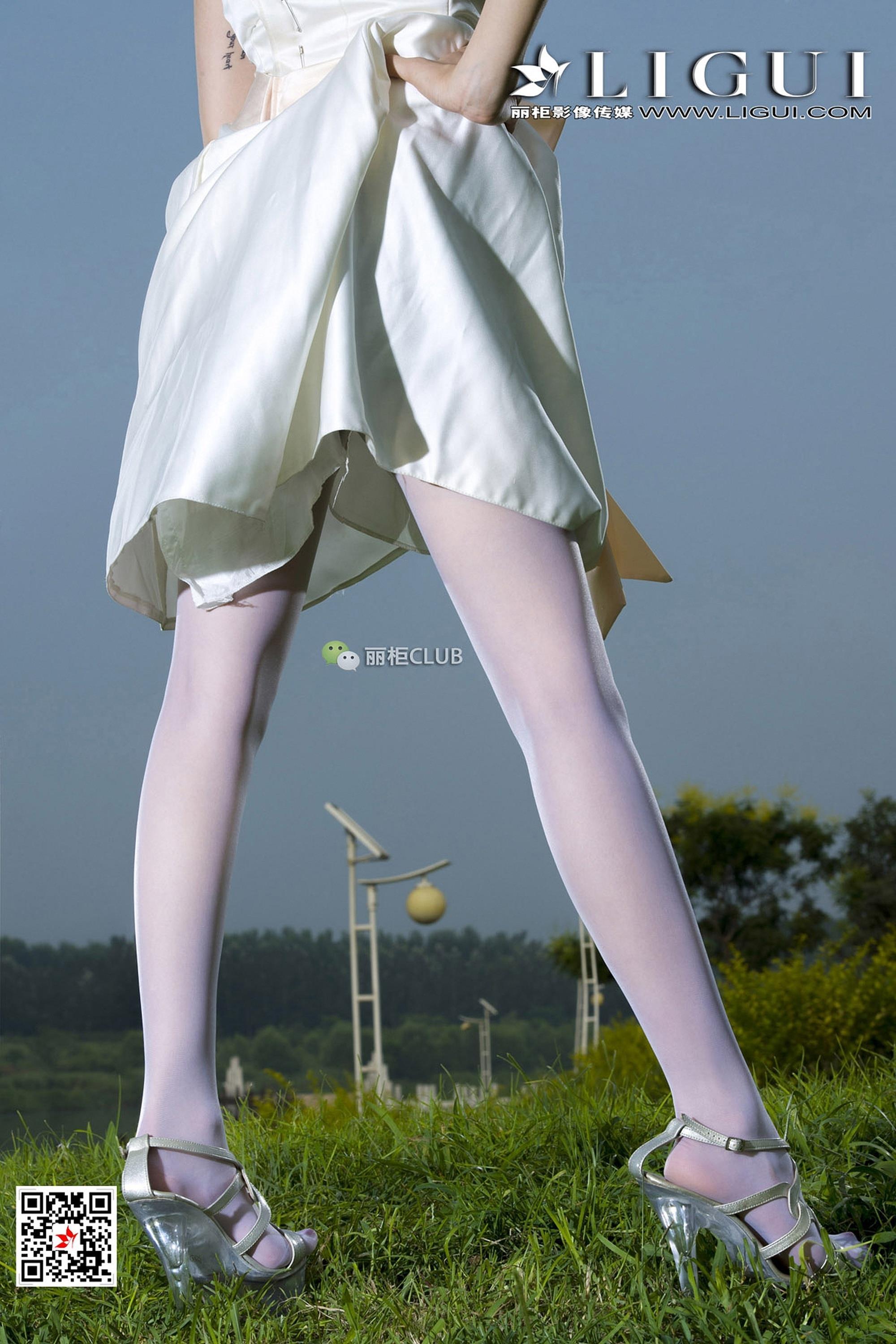 [Ligui丽柜会所]2018-01-03 Model 雪儿 白色抹胸礼裙加紫色丝袜美腿玉足性感私房写真集,