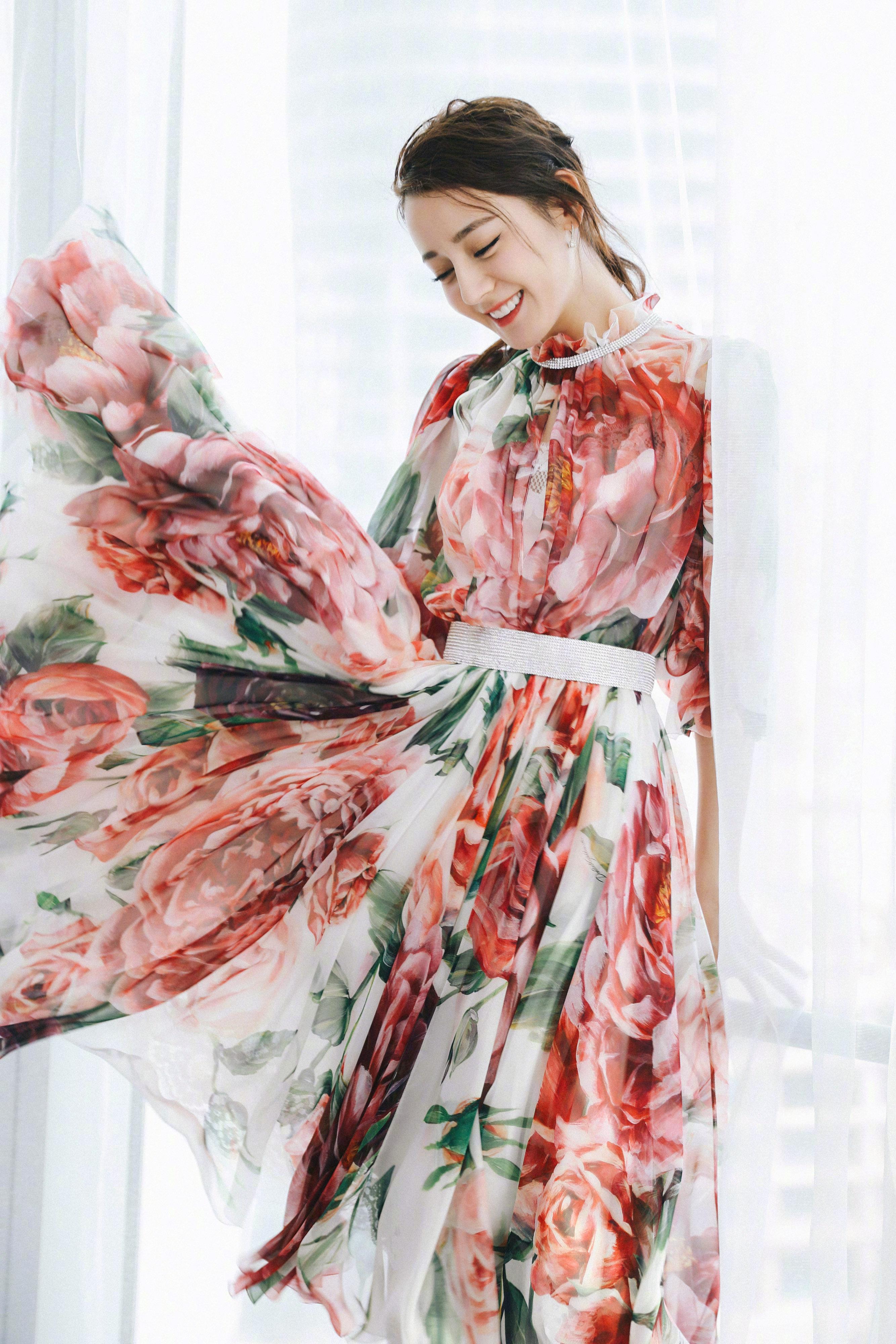 迪丽热巴 出席新电影《21克拉》发布会 依旧穿着Dolce & Gabbana的印花裙,