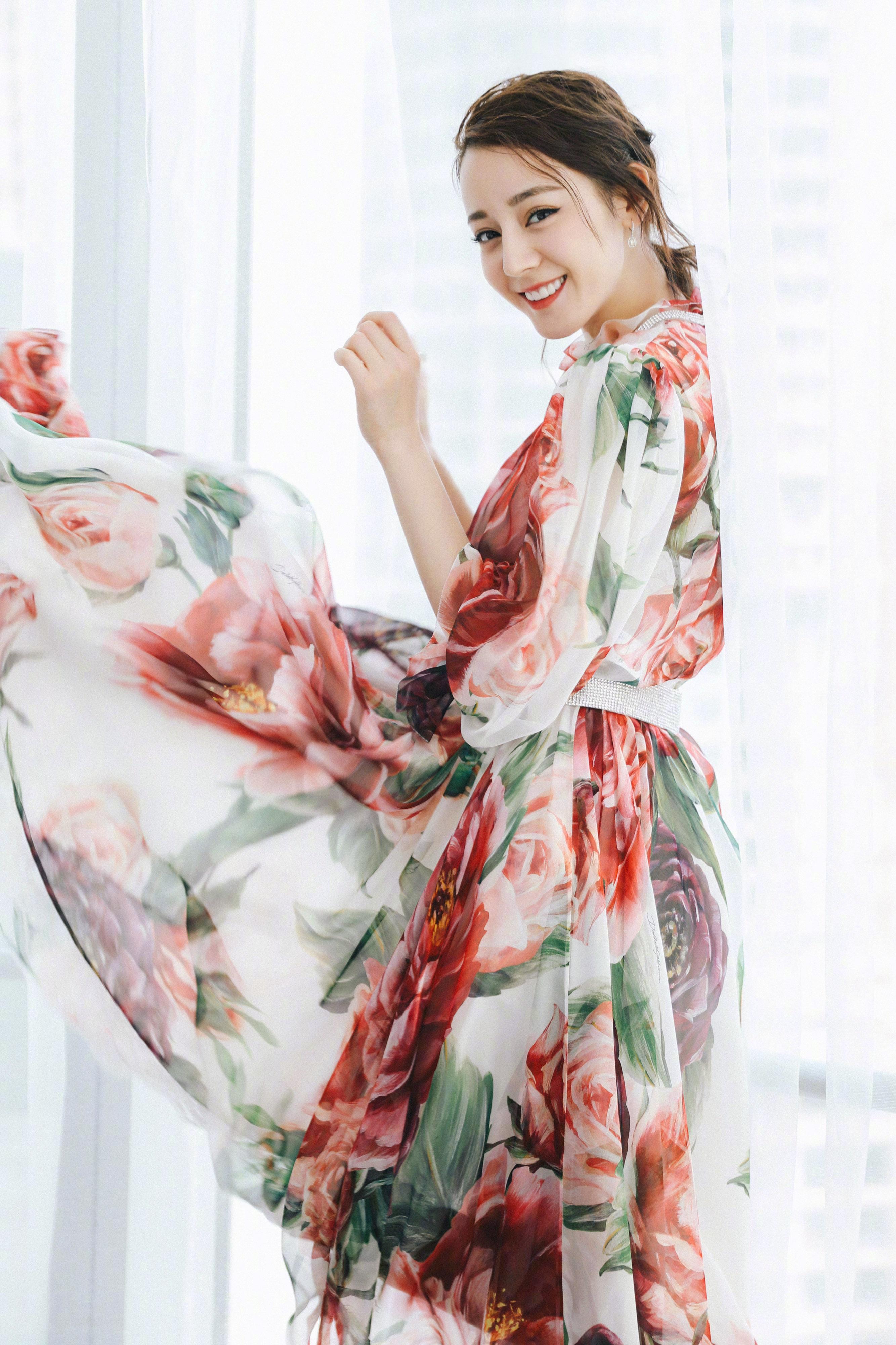 迪丽热巴 出席新电影《21克拉》发布会 依旧穿着Dolce & Gabbana的印花裙,