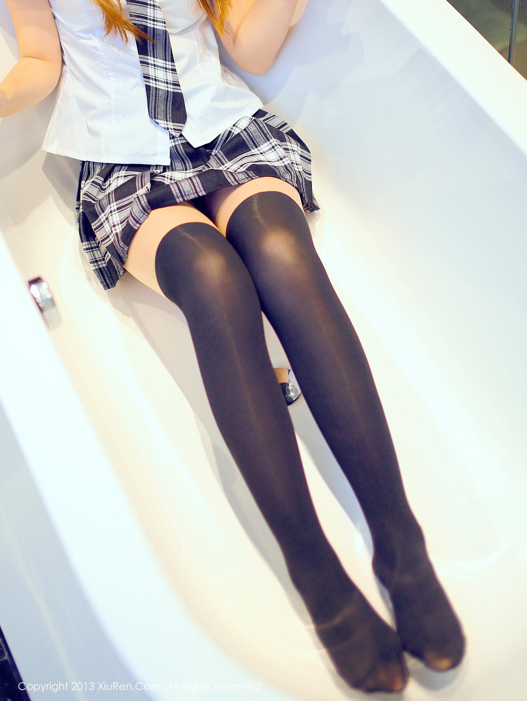 [XIUREN秀人网]XR20130909N00004 Foxlag 高中女生制服与短裙加黑色丝袜美腿性感私房写真集,