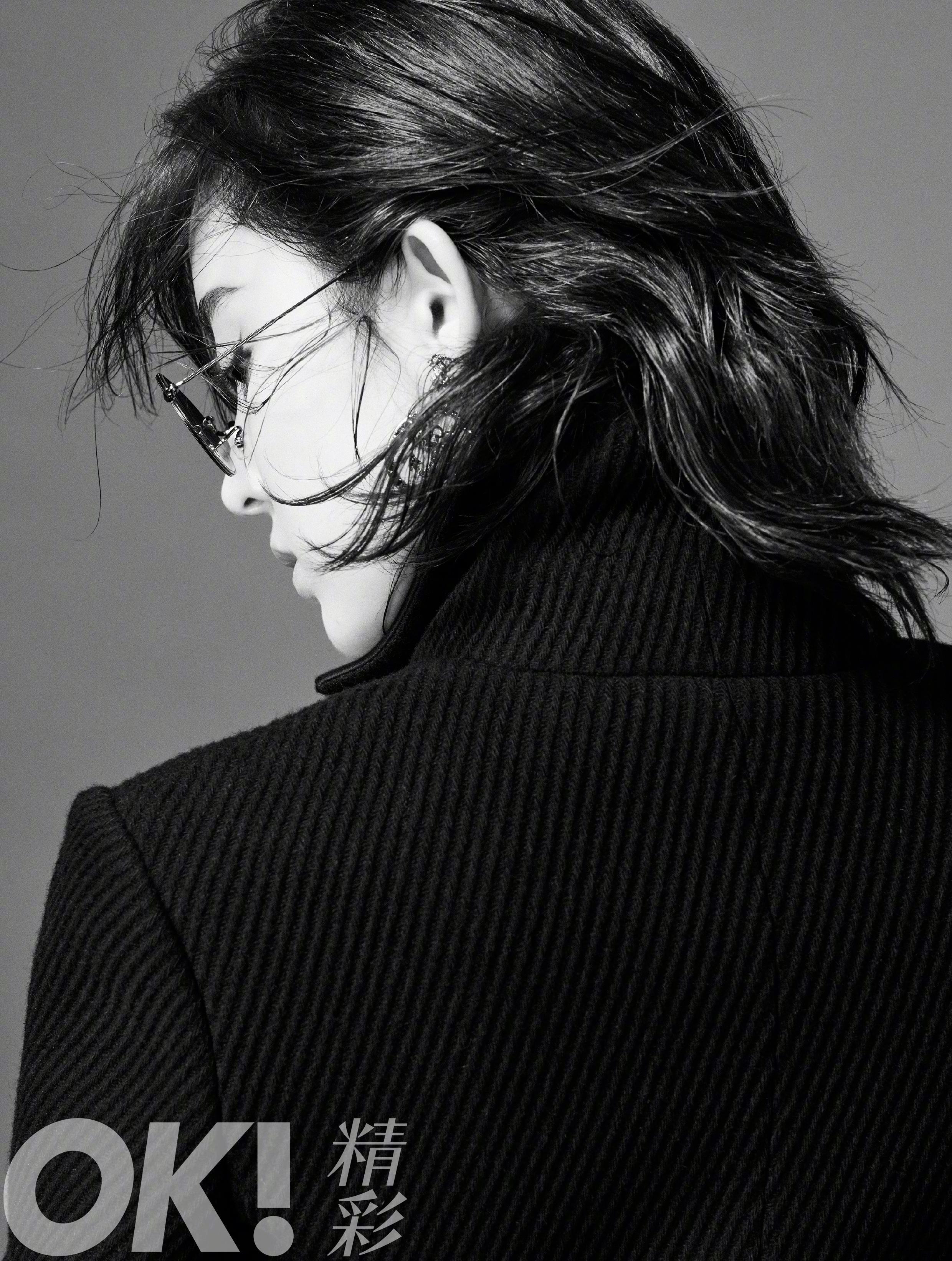 《OK!精彩》总第155期封面大片“古力娜扎”帅气黑白造型，一抹亮眼的红唇，穿着Chanel的美人啊！ ​​​​,