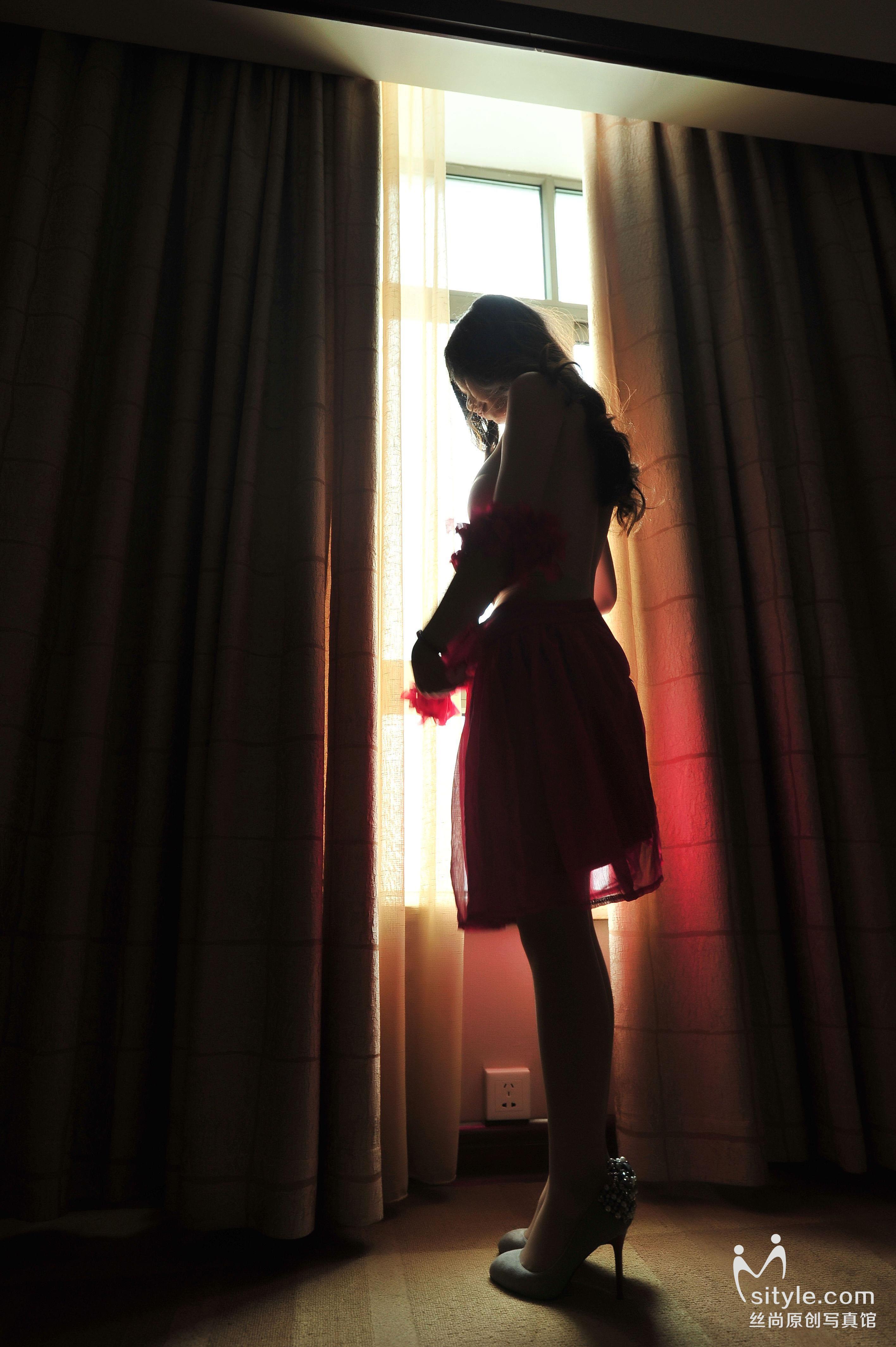 [Sityle丝尚写真]NO.013 快捷酒店内的红色连身裙美女肉色丝袜美腿玉足性感私房写真集,