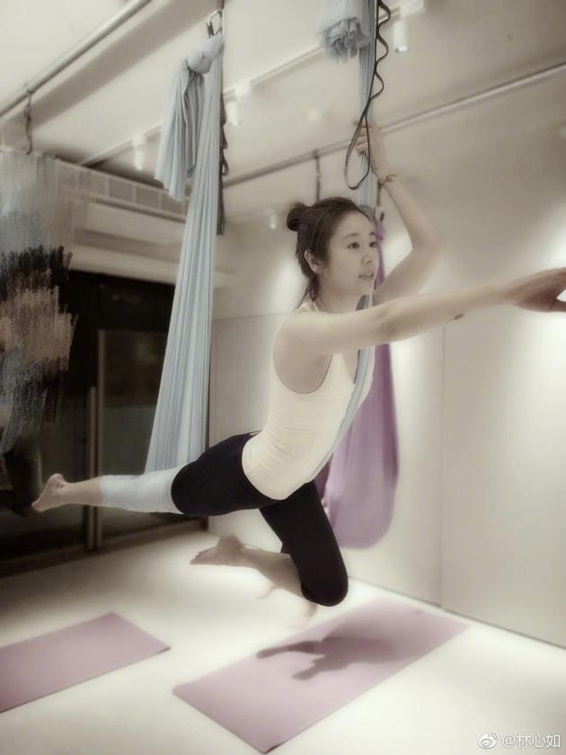 林心如在微博PO出自己做空中瑜珈的照片