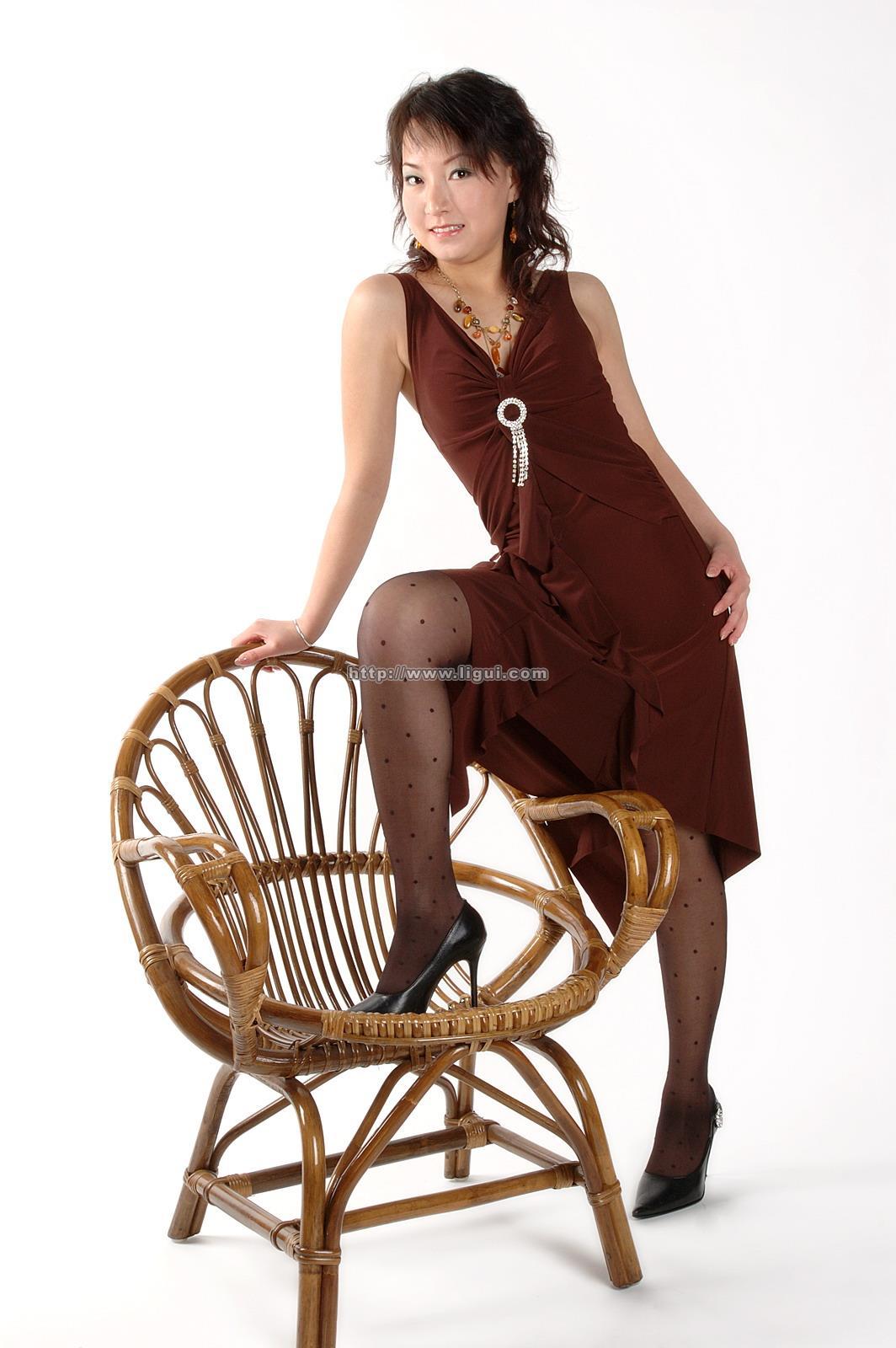 [Ligui丽柜会所]2006-05-13 英子 棕色连衣裙加到了黑色丝袜美腿玉足性感私房写真集,