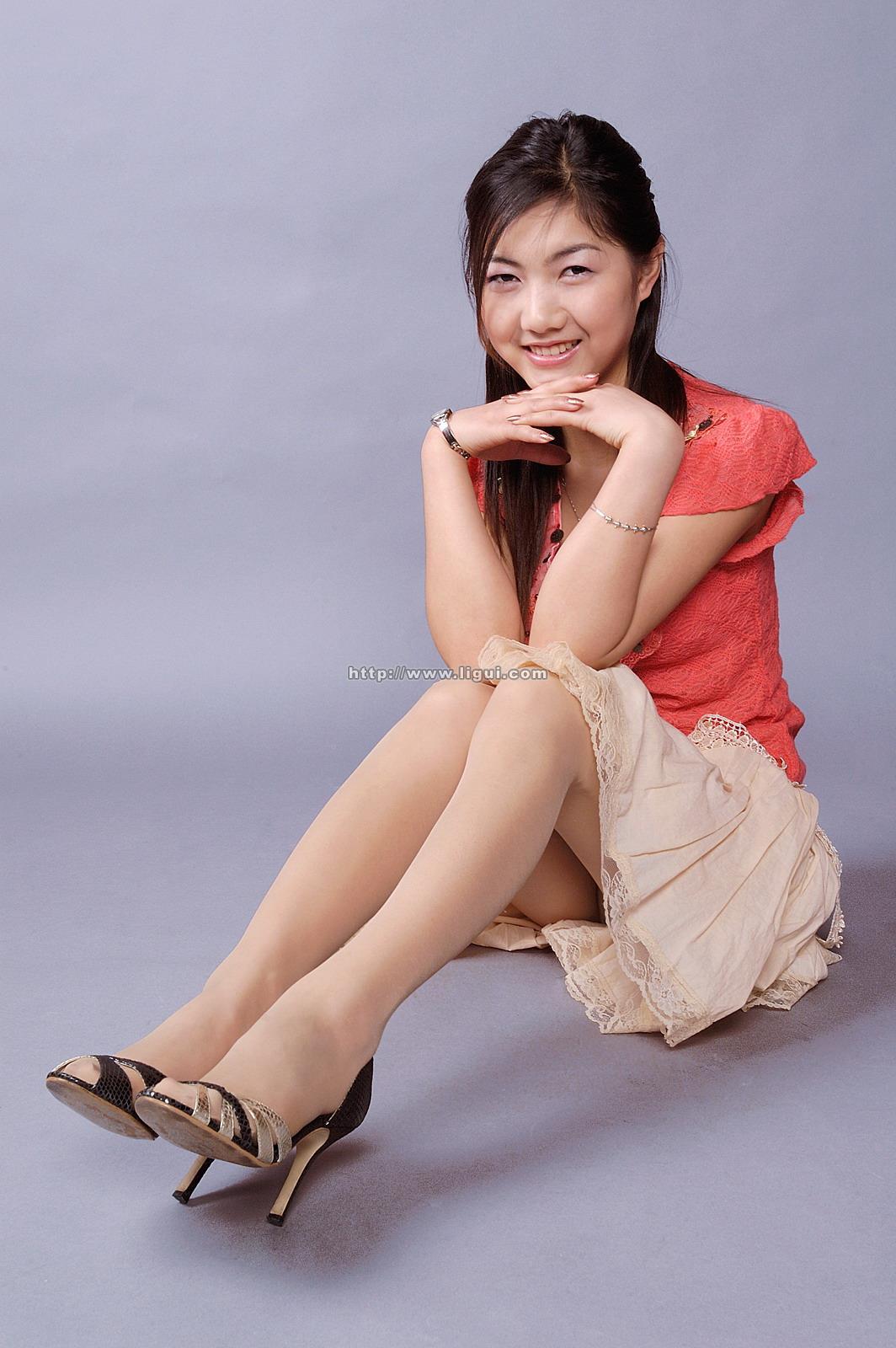 [Ligui丽柜会所]2006-06-24 丝丝 红色短袖与米色蕾丝裙加肉色丝袜美腿玉足性感私房写真集,