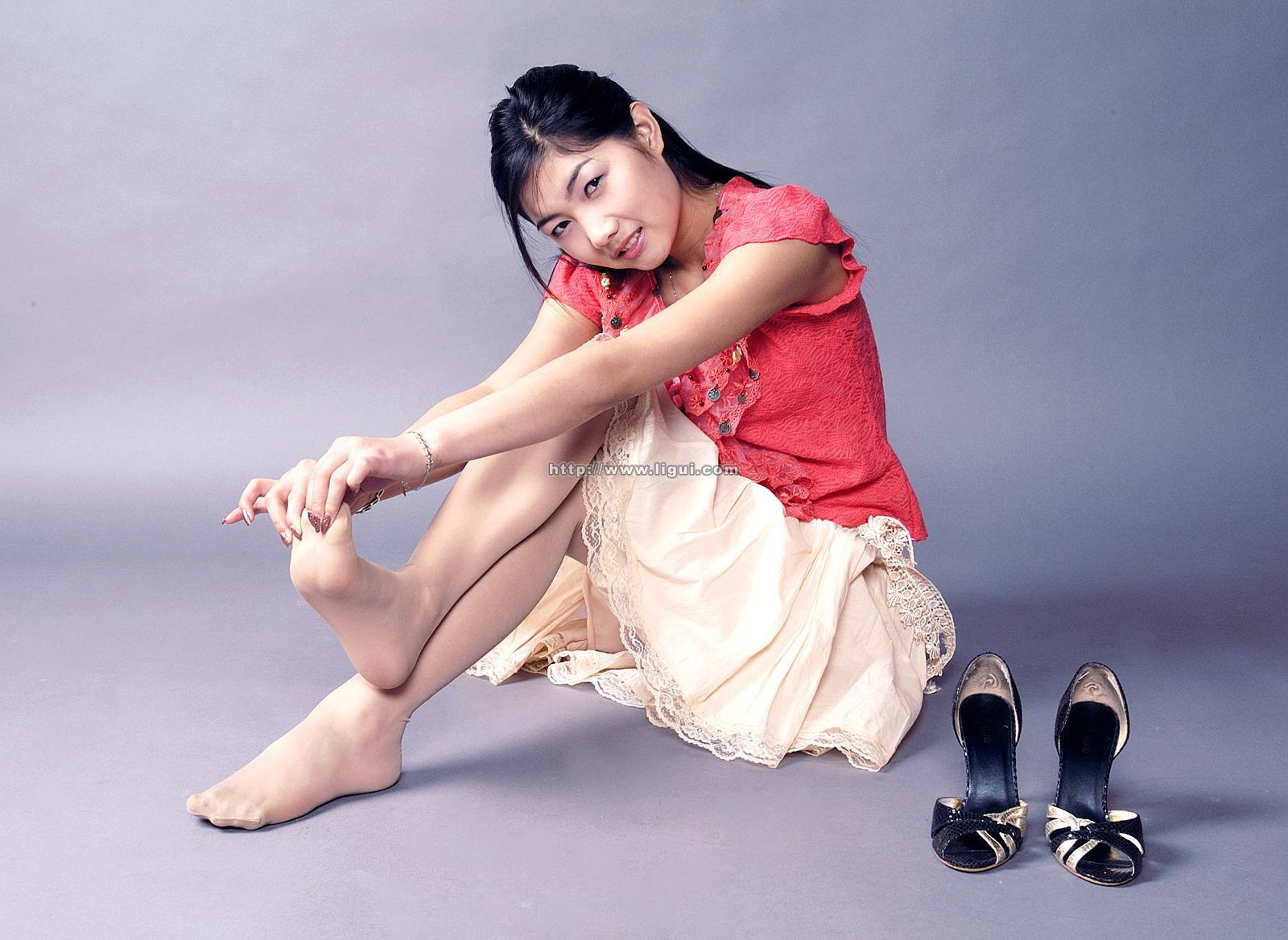 [Ligui丽柜会所]2006-06-24 丝丝 红色短袖与米色蕾丝裙加肉色丝袜美腿玉足性感私房写真集,