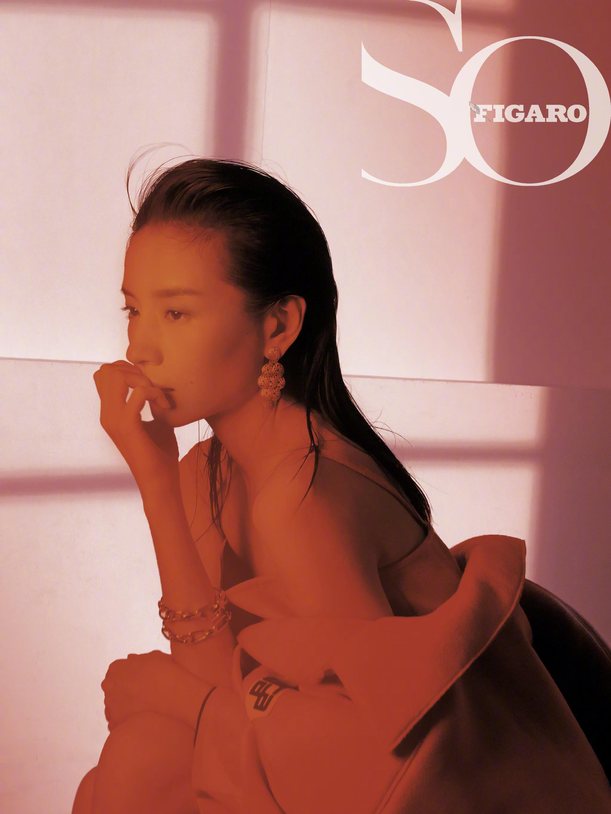 《SoFigaro》7月新刊, 董洁 身穿Prada服饰登封 散发着成熟优雅的魅力,