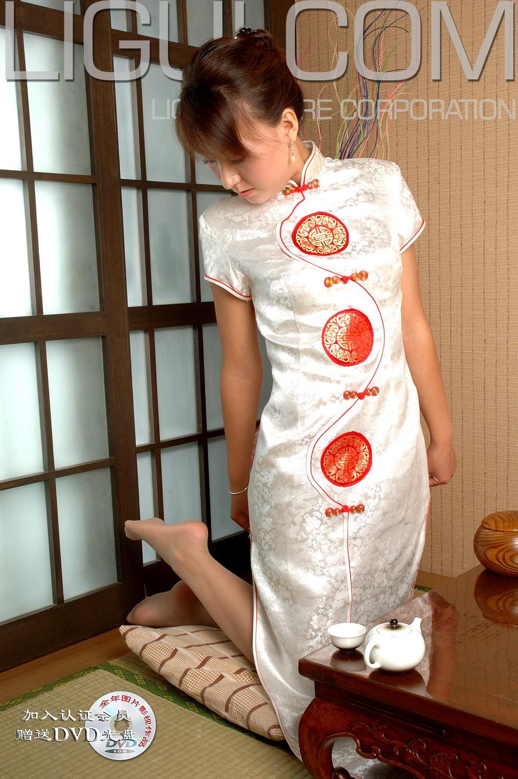 [Ligui丽柜会所]2006-08-14 英子 白色短旗袍加肉色丝袜美腿玉足私房写真集,