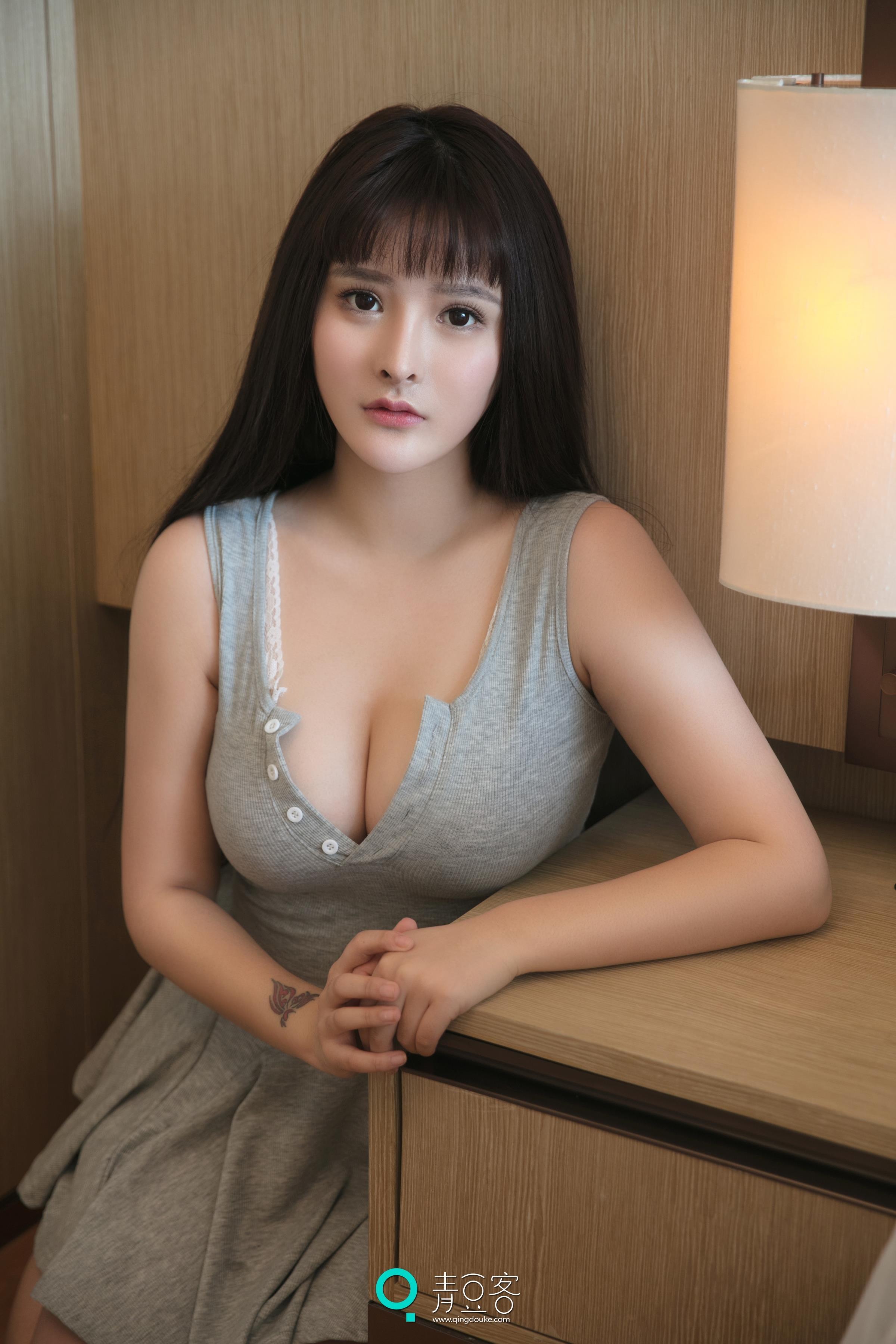 [QingDouKe青豆客]2017-07-16 童颜巨乳 杨漫妮 吊带连衣裙与性感塑身内衣私房写真集,