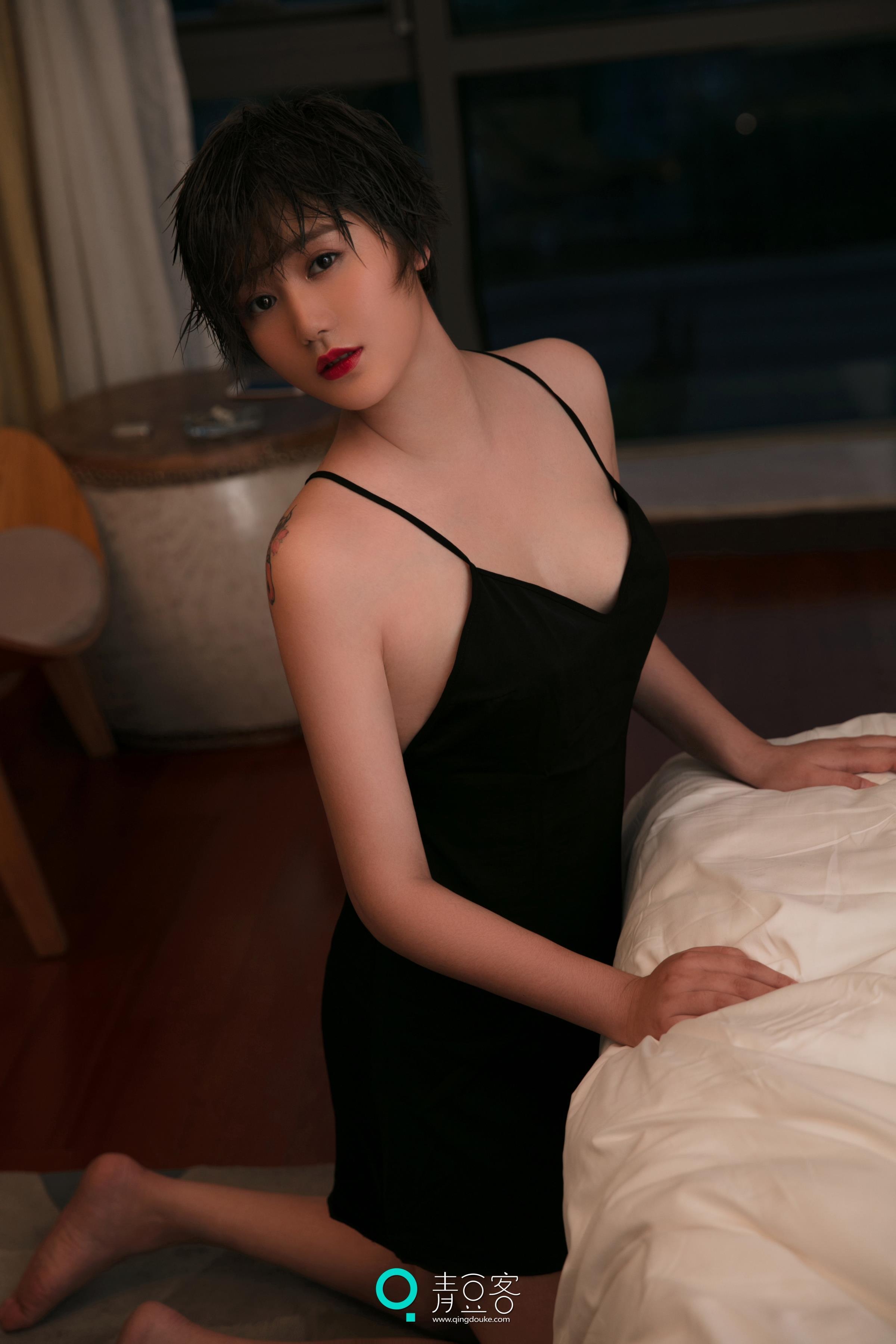 [QingDouKe青豆客]2017-09-12 瑶瑶 白色衬衫加黑色性感内衣与黑色吊带连衣裙私房写真集,