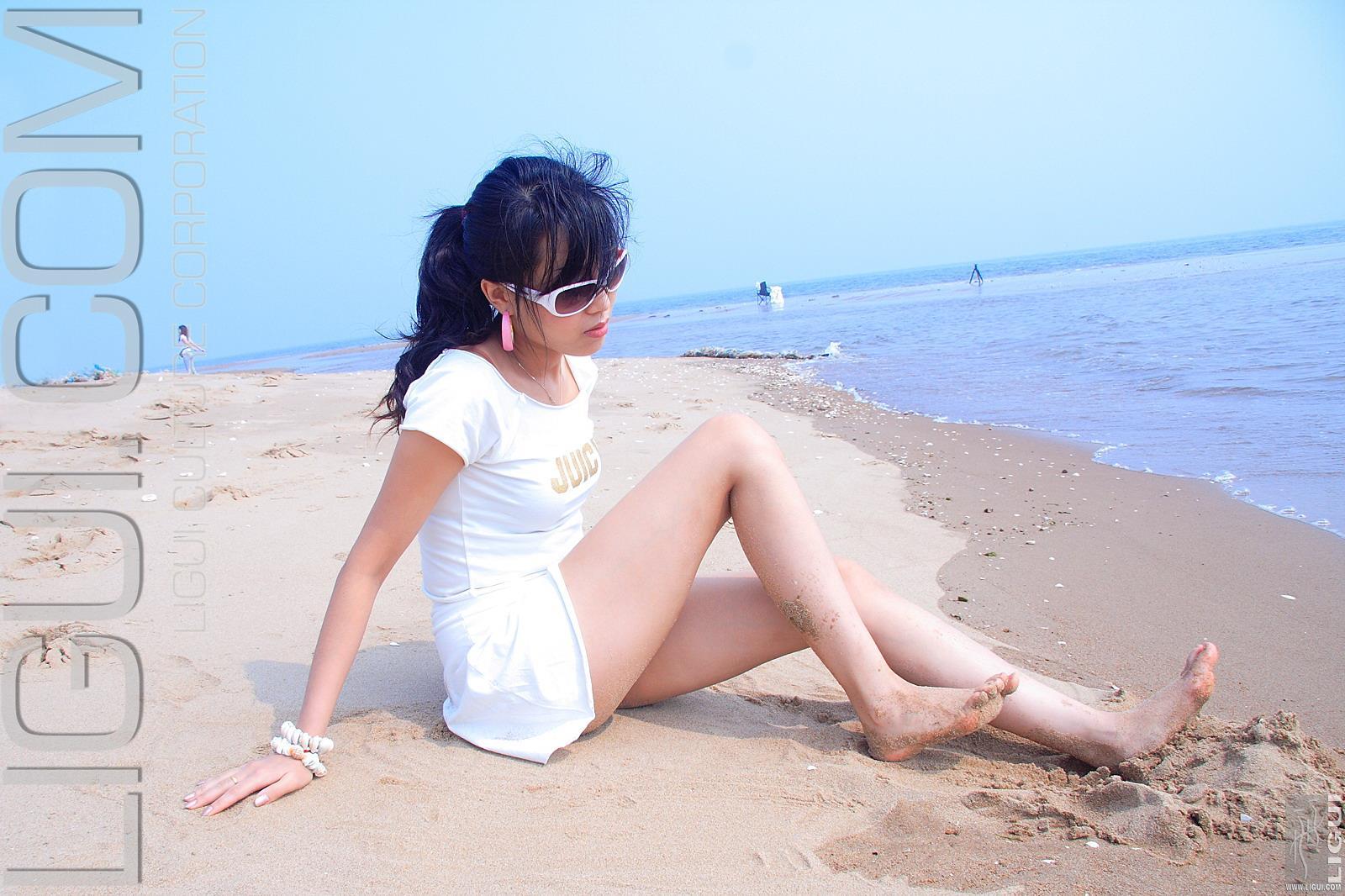 [Ligui丽柜会所]2006-11-12 琳达 白色短袖加白色短裙与美腿玉足性感私房写真集,
