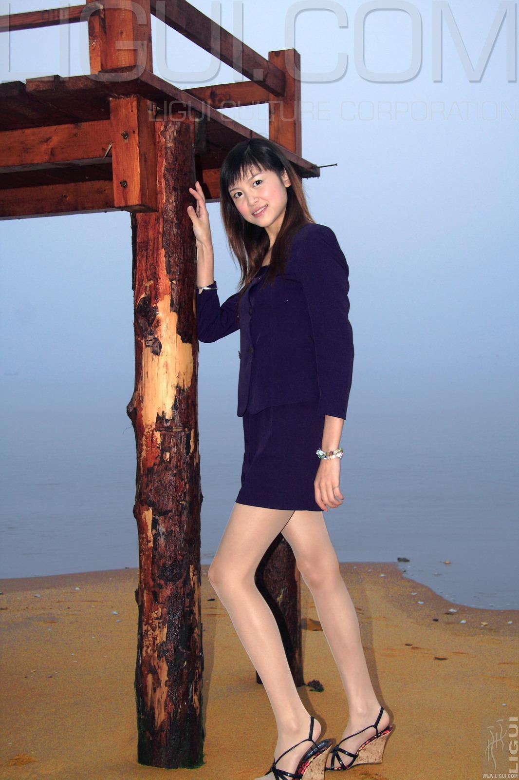 [Ligui丽柜会所]2006-11-18 性感女秘书 菲儿 蓝色OL制服与短裙加肉色丝袜美腿玉足私房写真集,