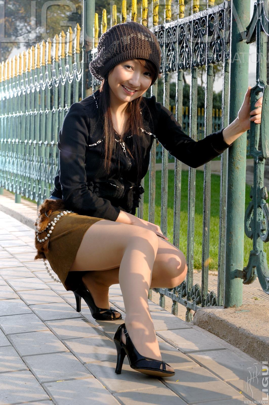 [Ligui丽柜会所]2006-11-21 Kelly 黑色紧身上衣与棕色短裙加肉色丝袜美腿性感私房写真集,