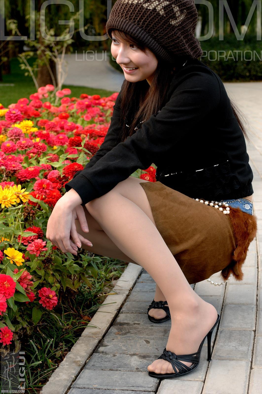 [Ligui丽柜会所]2006-11-21 Kelly 黑色紧身上衣与棕色短裙加肉色丝袜美腿性感私房写真集,