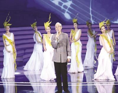 今年72岁的吴颂今在近50年的艺术生涯中，曾创作《军中绿花》《风含情水含笑》《茶山情歌》《女孩的心思你别猜》等广为传唱的作品。
