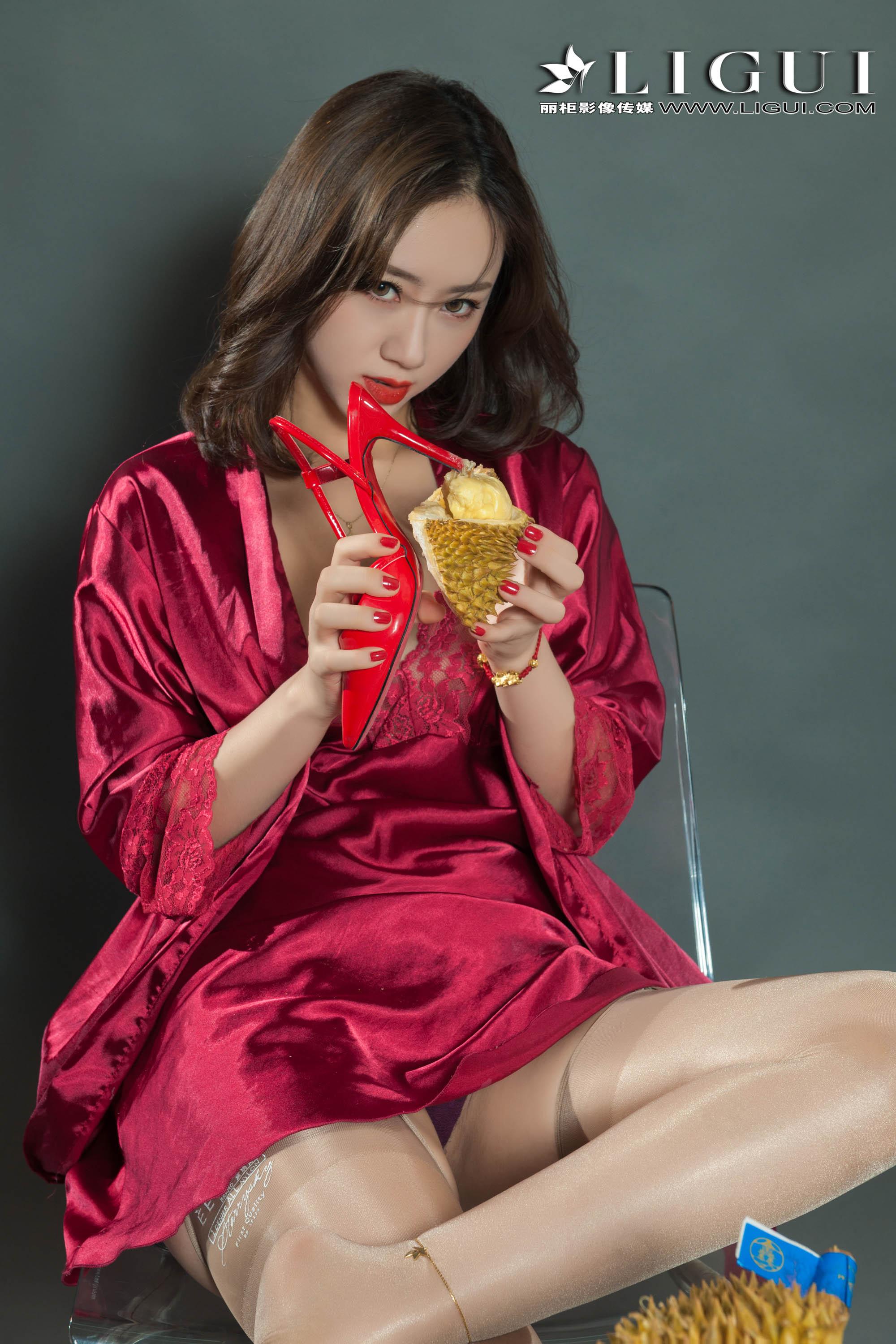 [Ligui丽柜会所]2018-09-22 Model 然然 红色睡衣与红色蕾丝内衣裙加灰色丝袜美腿玉足性感私房写真集,