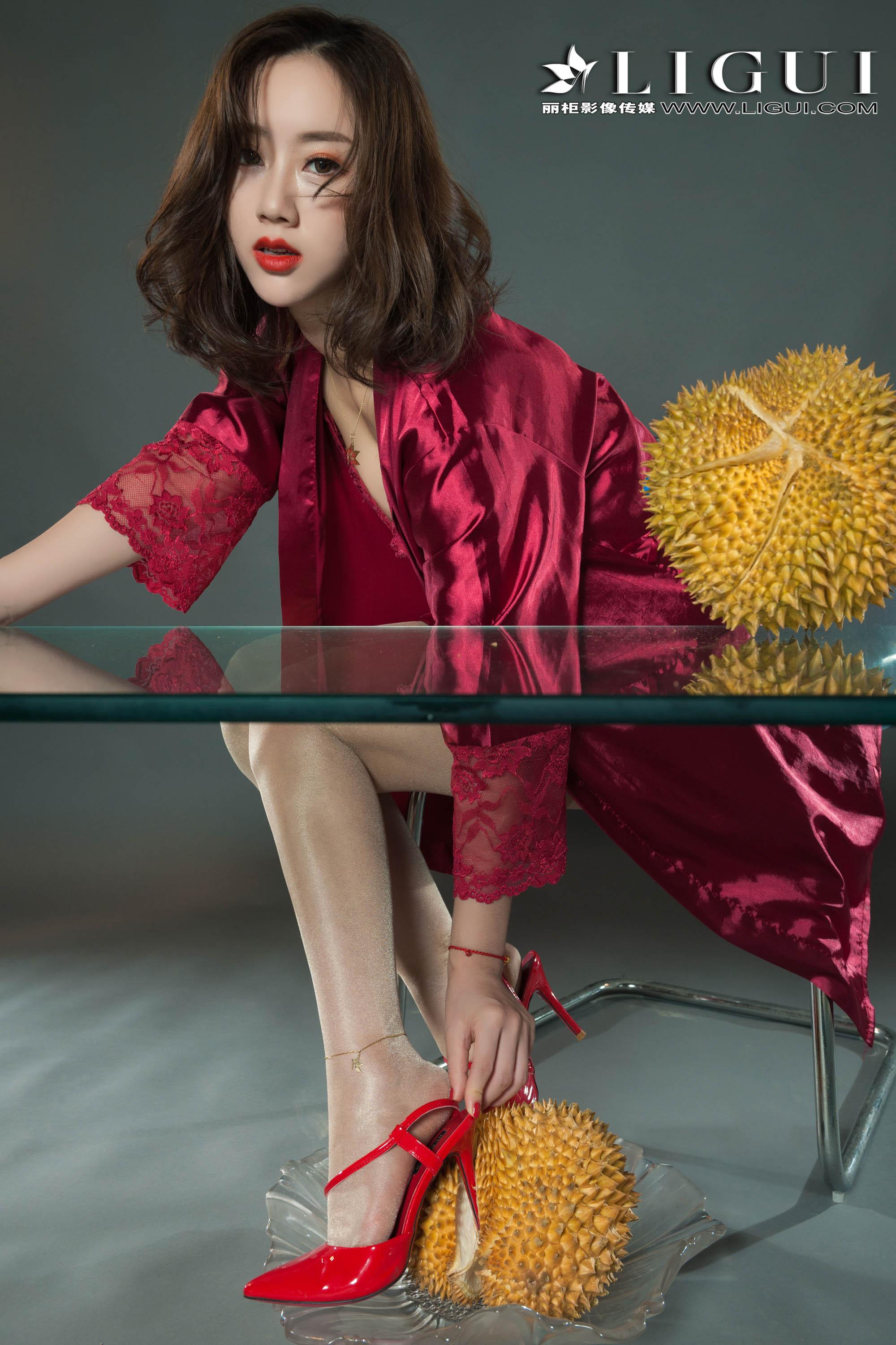 [Ligui丽柜会所]2018-09-22 Model 然然 红色睡衣与红色蕾丝内衣裙加灰色丝袜美腿玉足性感私房写真集,