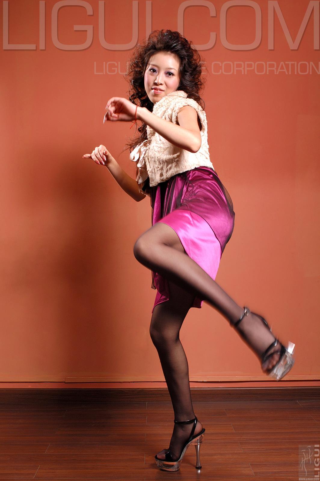 [Ligui丽柜会所]2007-01-02 文婷 白色短袖与紫色吊带连衣裙加黑色丝袜美腿性感私房写真集,