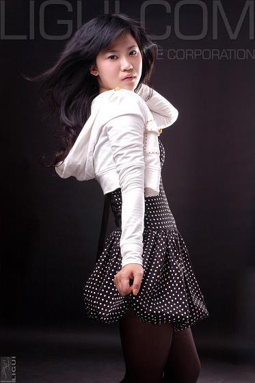 [Ligui丽柜会所]2007-01-17 卡鲁鲁 白色外套与黑色连身短裙加黑色丝裤性感私房写