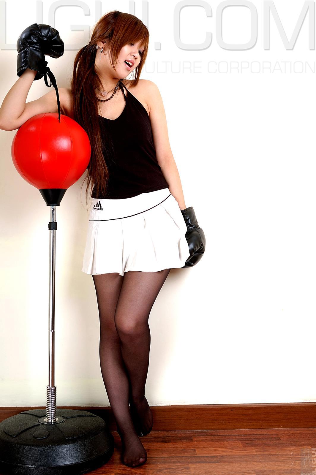 [Ligui丽柜会所]2007-01-20 拳击女郎 CC 棕色 吊带小背心与白色短裙加黑色丝袜美腿性感私房写真集,