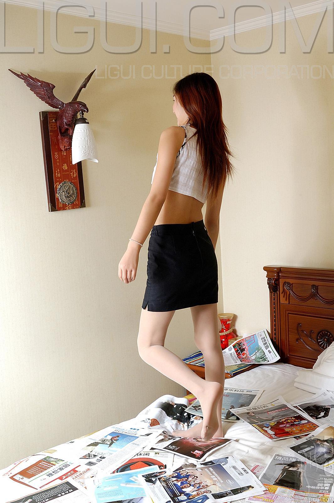 [Ligui丽柜会所]2007-01-29 丝丝 白色性感高腰短袖与黑色包臀短裙加肉色丝袜美腿私房写真集,
