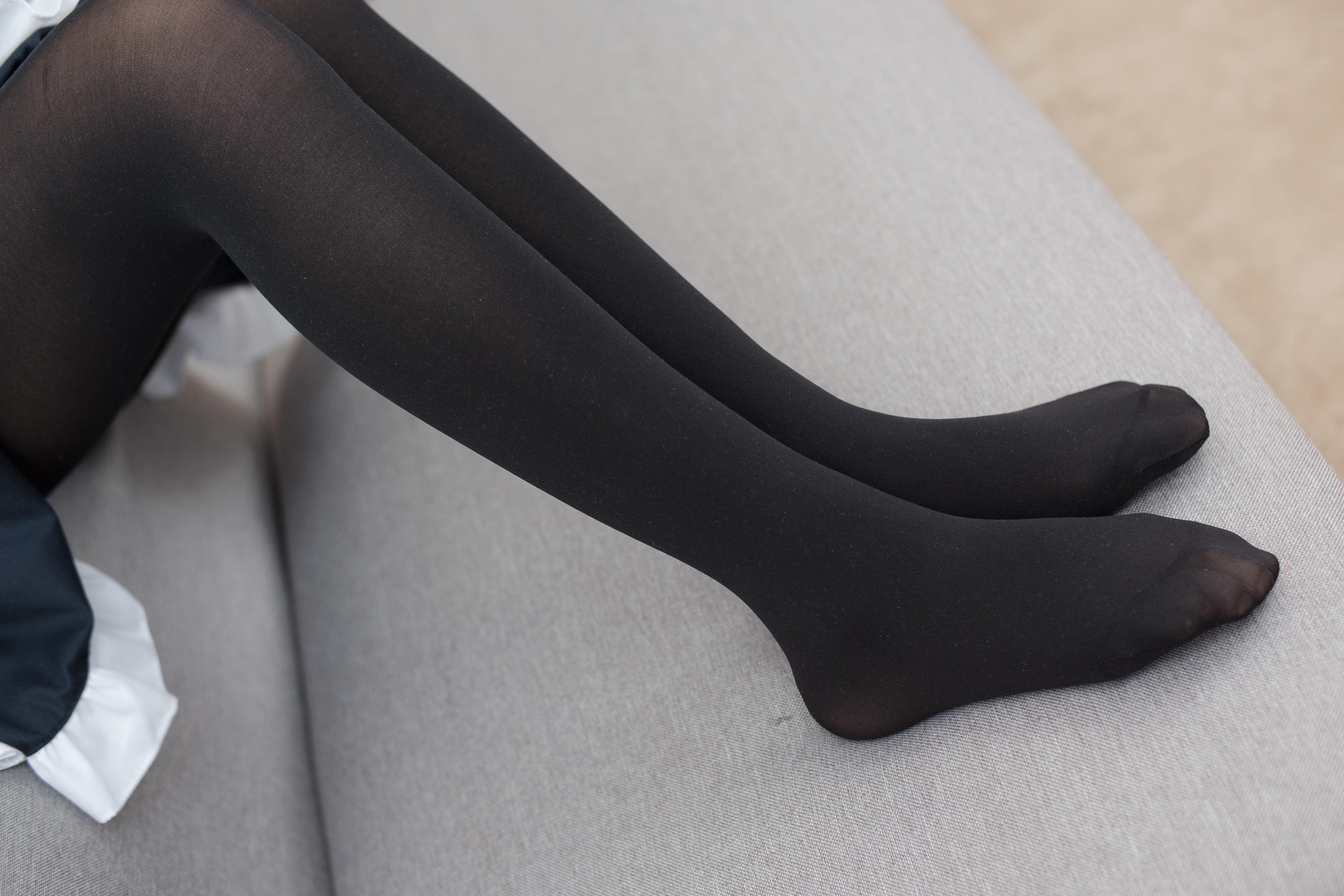 [森萝财团]萝莉R15-001 性感女仆制服裙加黑色丝袜美腿私房写真集,