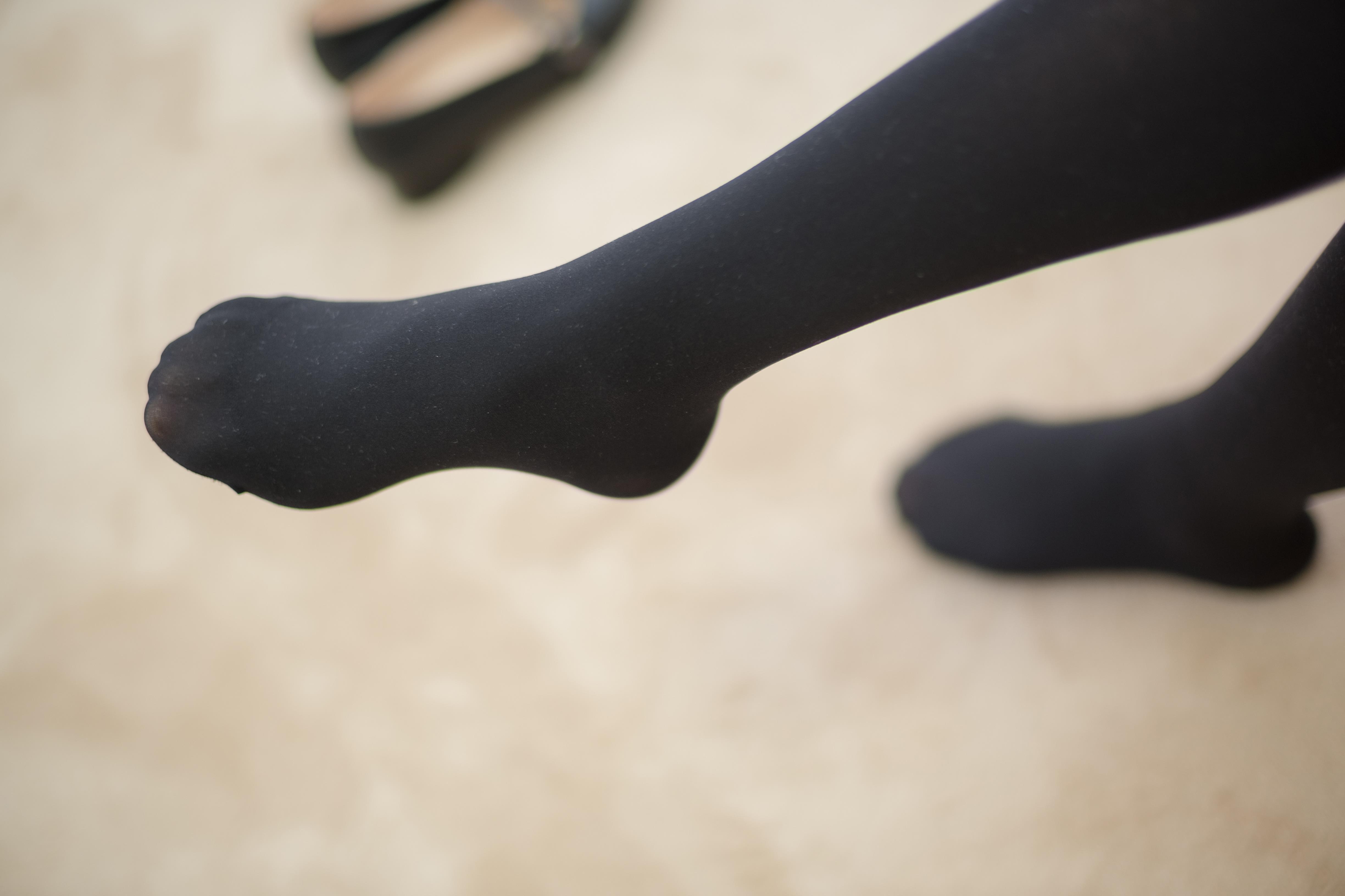 [森萝财团]萝莉R15-001 性感女仆制服裙加黑色丝袜美腿私房写真集,