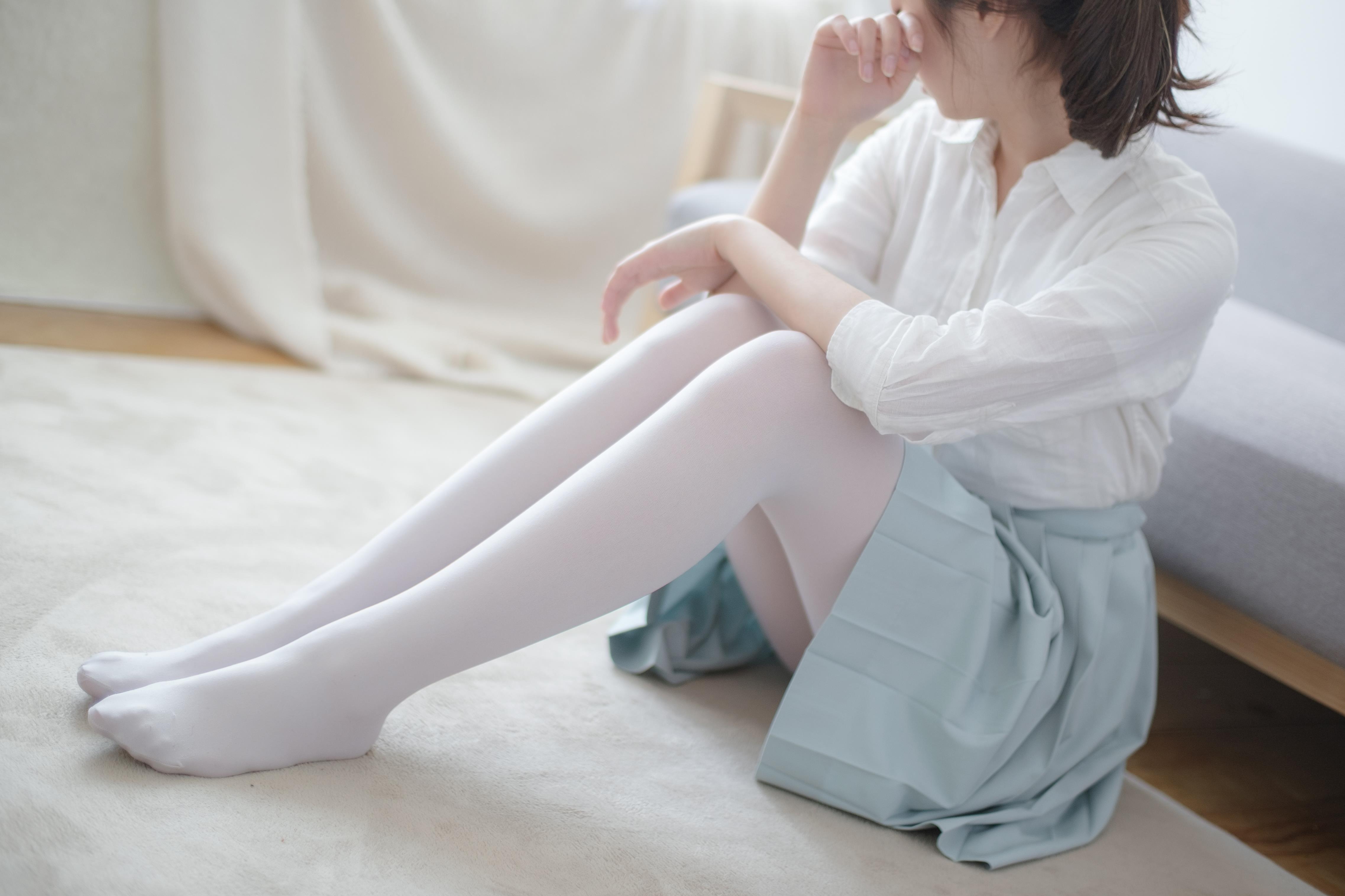 森 萝 财 团 萝 莉 R15-003 白 色 衬 衫 与 淡 蓝 色 短 裙 加 白 色 丝 袜 美 腿 性 感 私 房... 