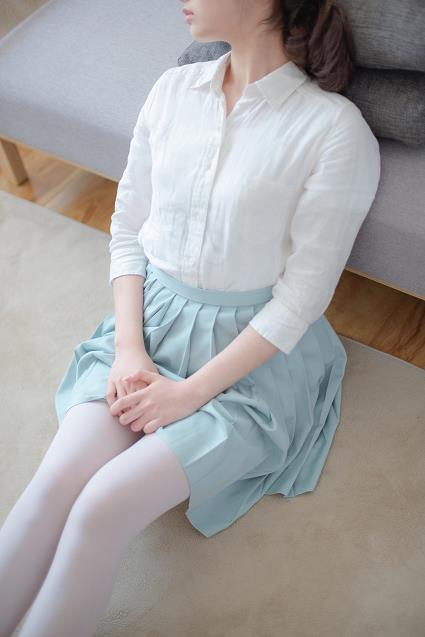 [森萝财团]萝莉R15-003 白色衬衫与淡蓝色短裙加白色丝袜美腿性感私房写真集