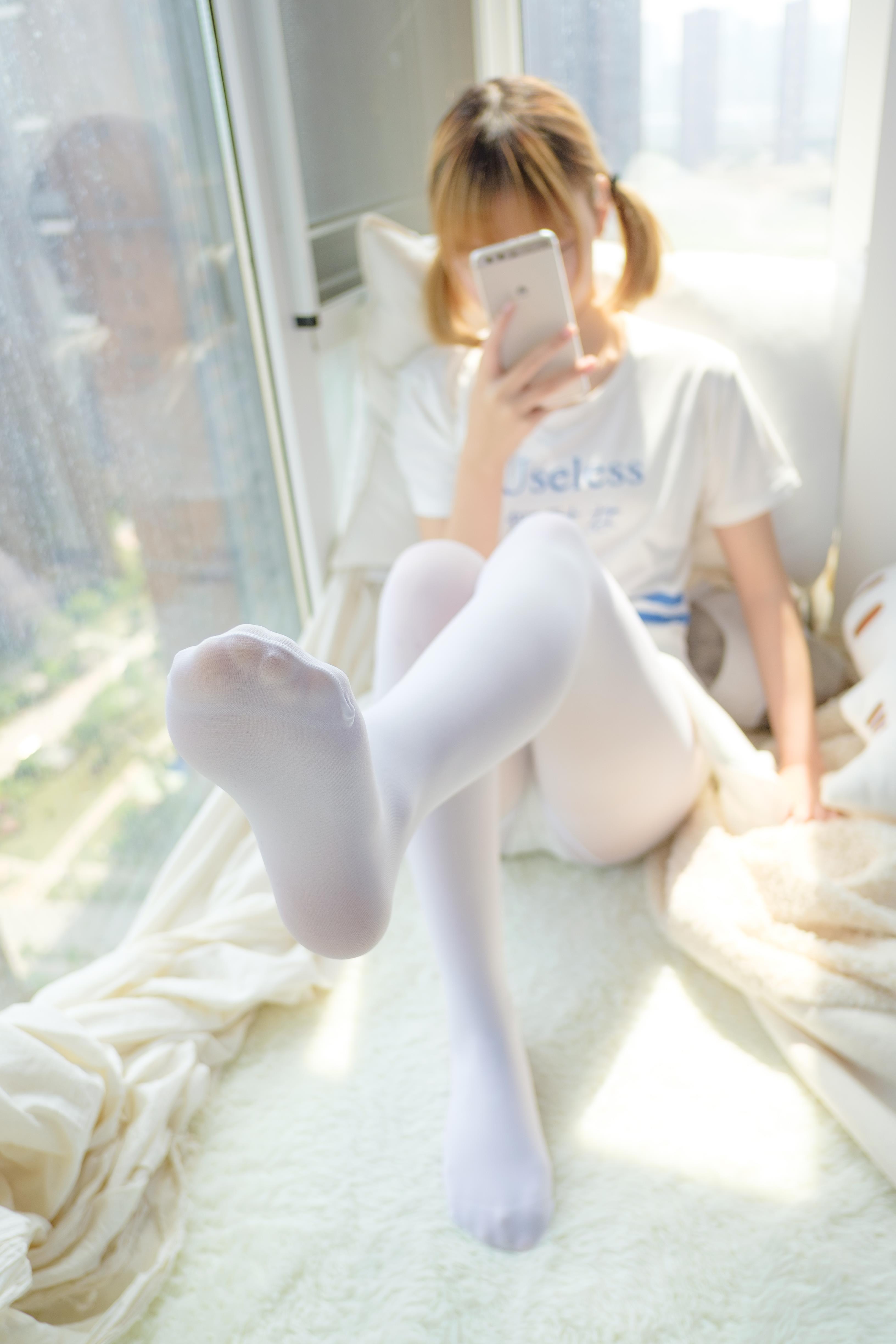 [森萝财团]萝莉R15-004 白色短袖与白色短裙加白色丝袜美腿性感私房写真集,
