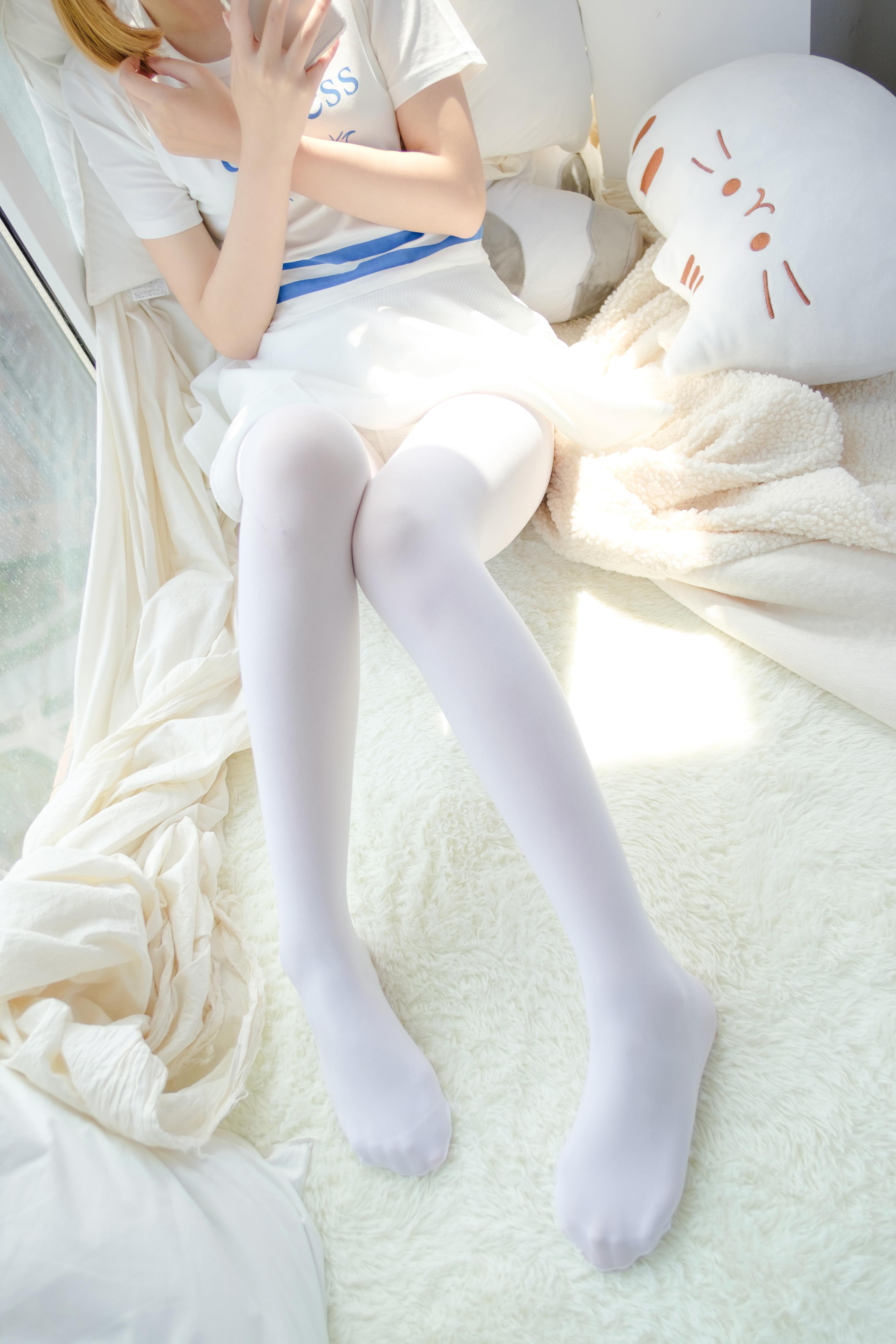 [森萝财团]萝莉R15-004 白色短袖与白色短裙加白色丝袜美腿性感私房写真集,