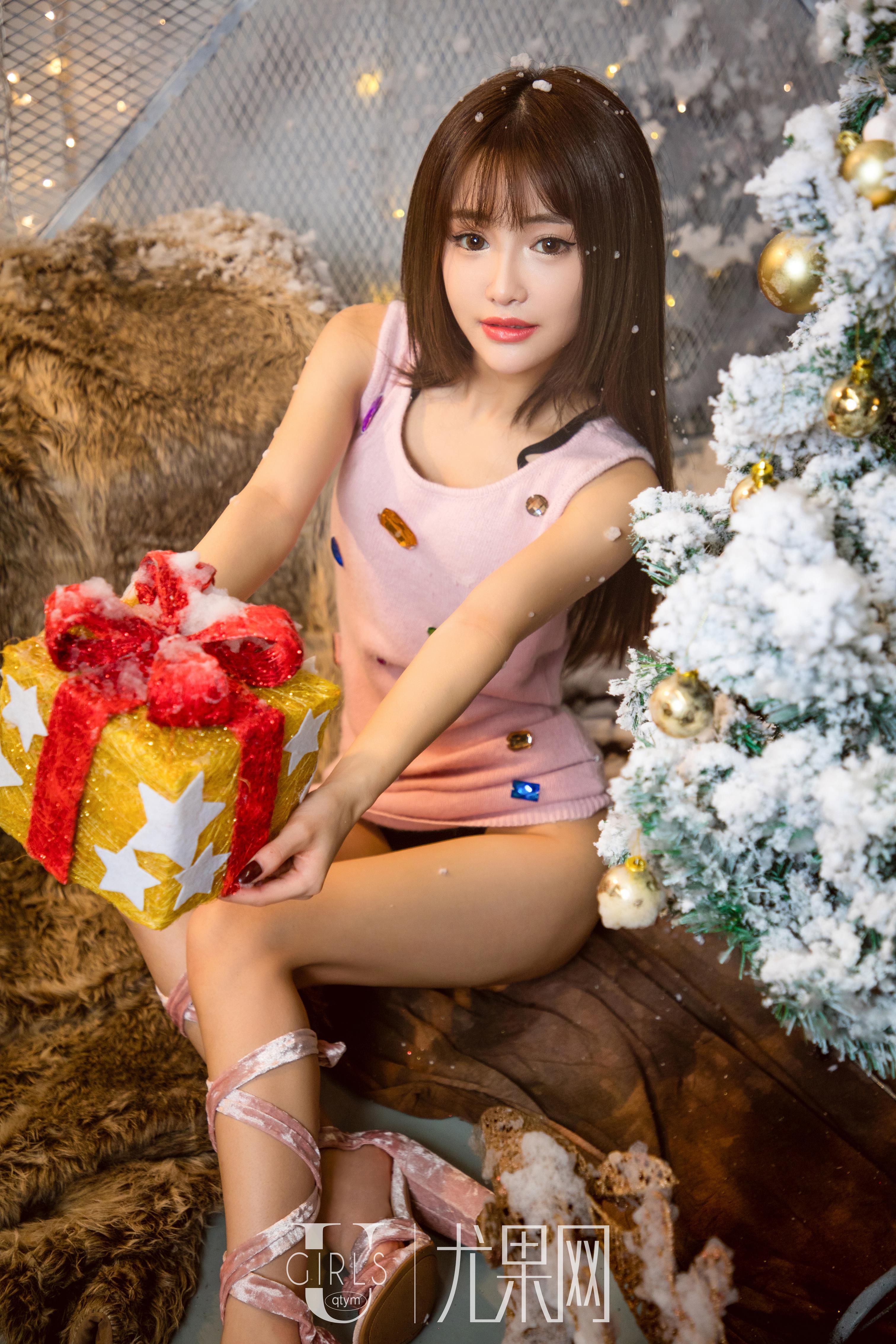 [Ugirls尤果网]T028 圣诞波 童颜巨乳小萝莉 Tina 小兔 性感圣诞女郎制服与粉色透视上衣及黑色塑身内衣私房写真集,