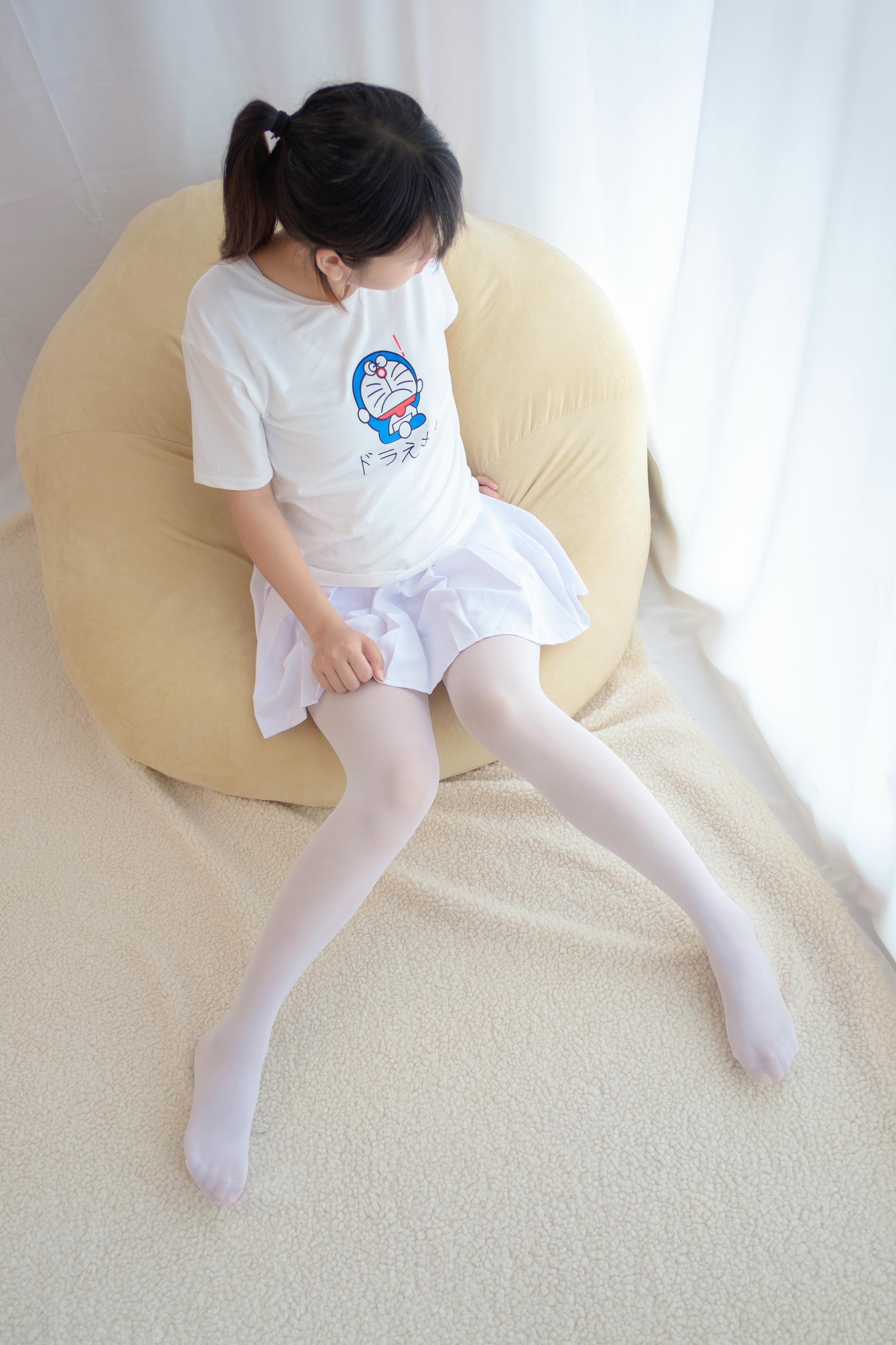 [森萝财团]萝莉R15-006 白色短袖与白色超短裙加白色丝袜美腿性感私房写真集,