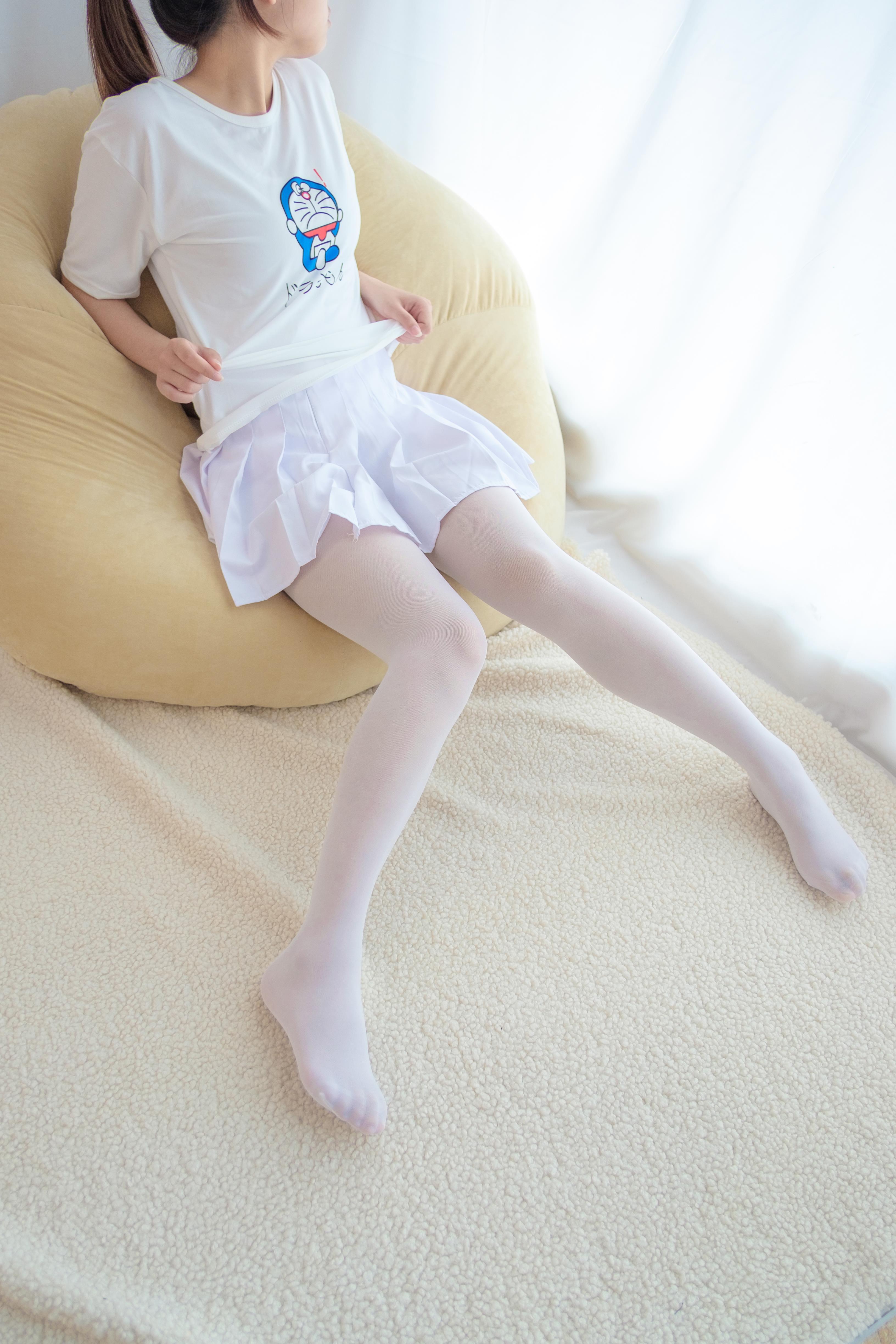 [森萝财团]萝莉R15-006 白色短袖与白色超短裙加白色丝袜美腿性感私房写真集,