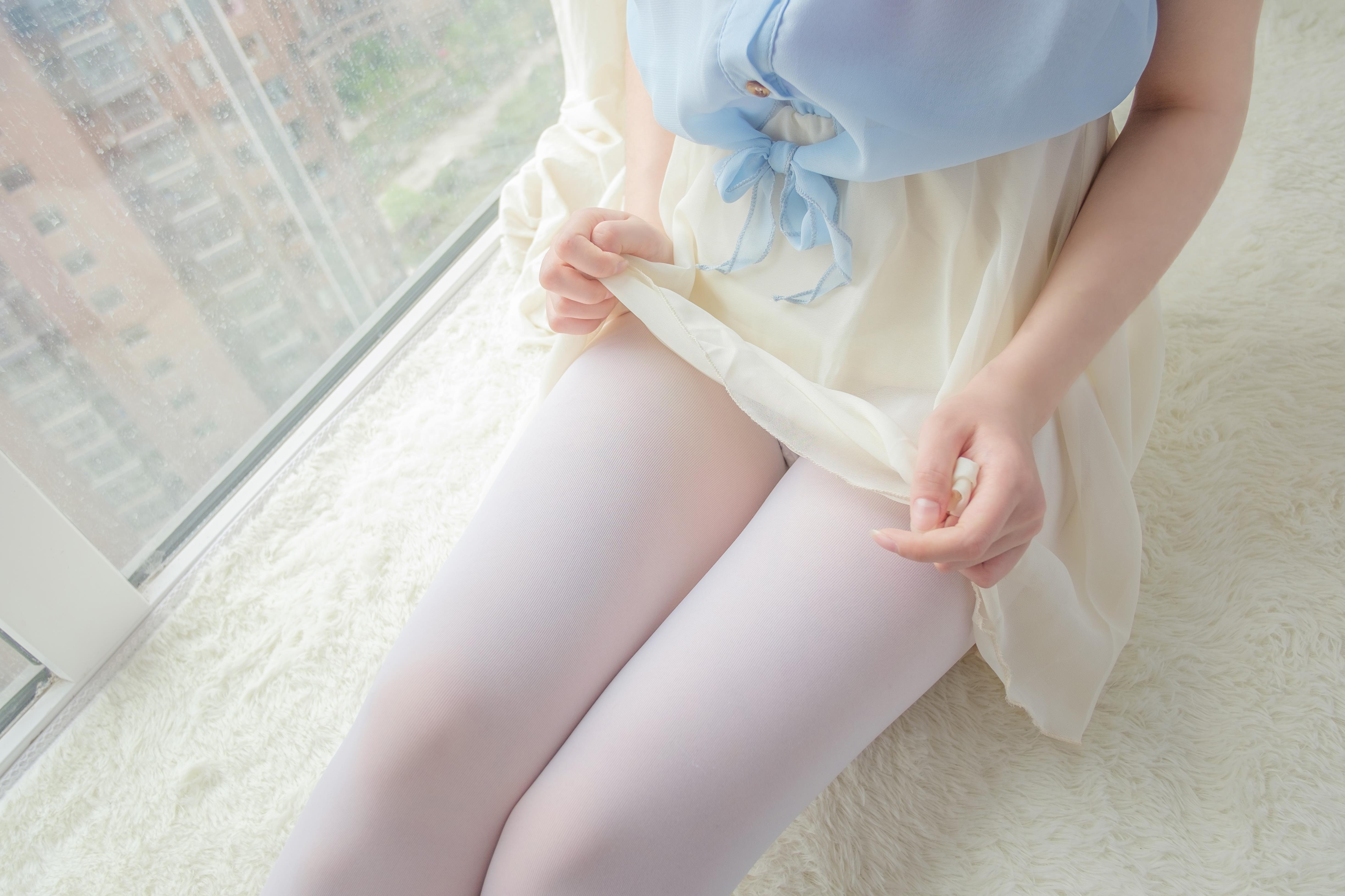 [森萝财团]萝莉R15-007 蓝色衬衫与黄色透视短裙加白色丝袜美腿窗台上性感私房写真集,