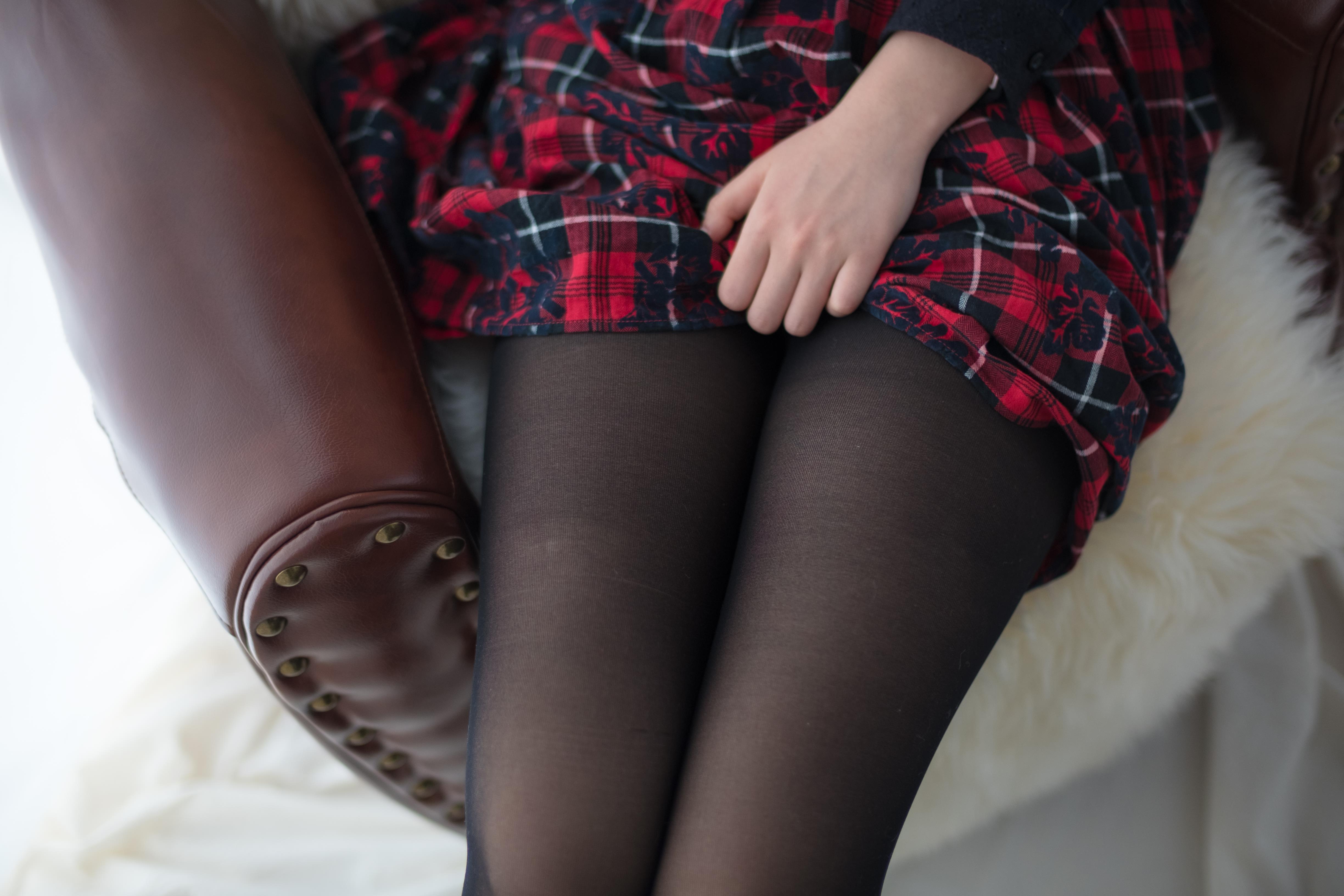 [森萝财团]萝莉R15-008 黑色衬衫与红色格子短裙加黑色丝袜美腿性感私房写真集,