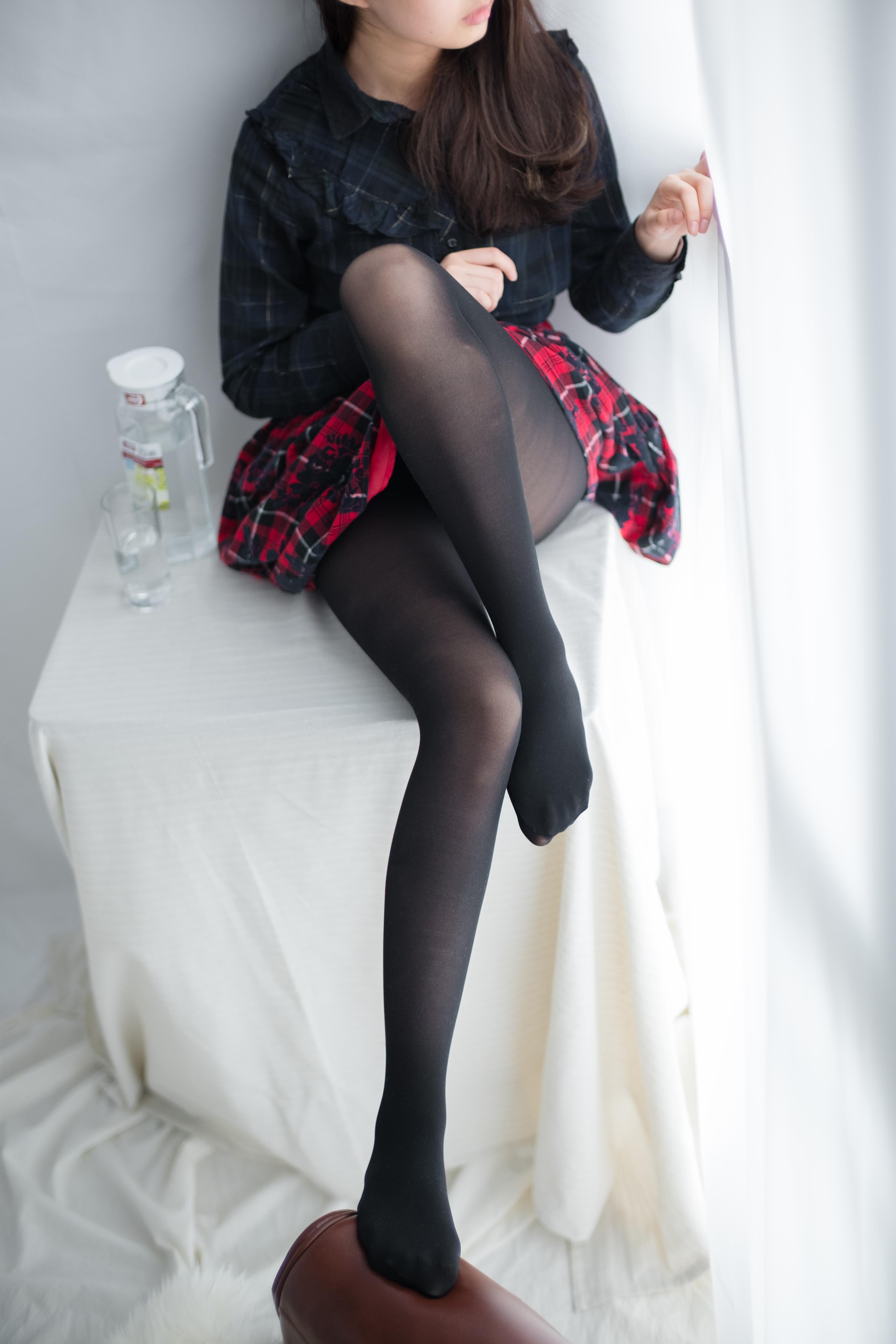 [森萝财团]萝莉R15-008 黑色衬衫与红色格子短裙加黑色丝袜美腿性感私房写真集,