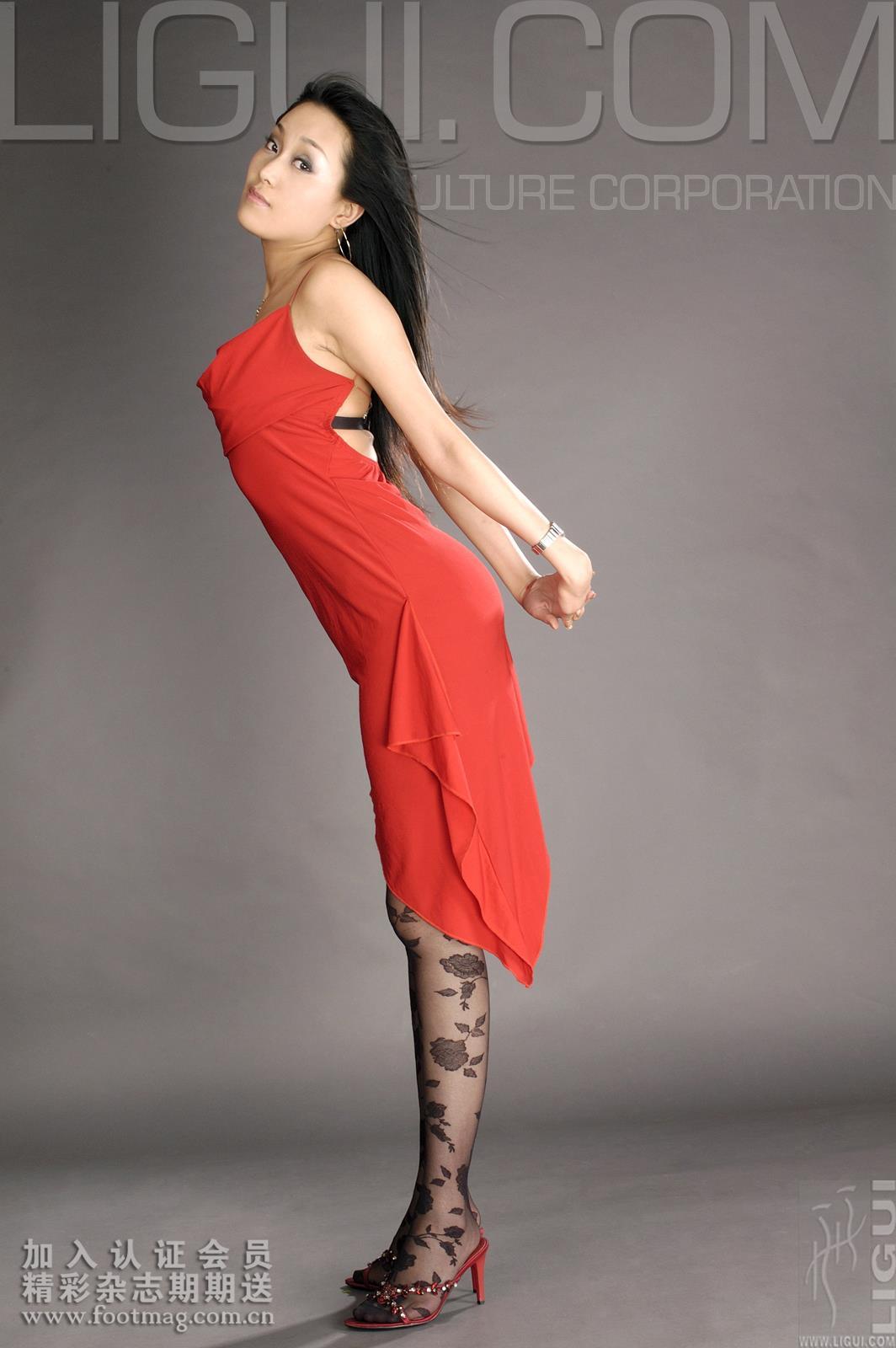 [Ligui丽柜会所]2007-03-27 琳达 红色吊脖裸背连衣裙加黑色丝袜美腿玉足性感私房写真集,
