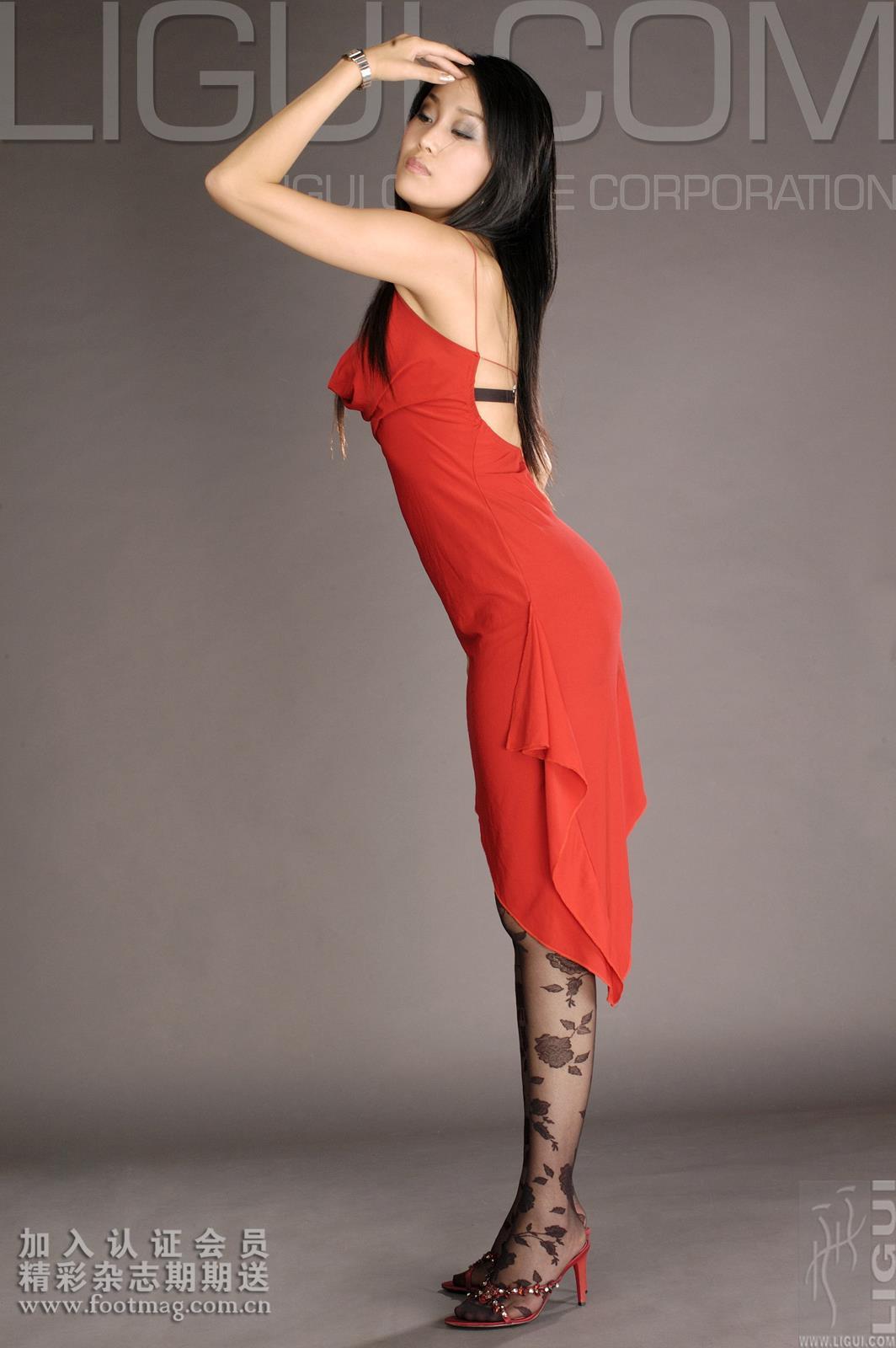 [Ligui丽柜会所]2007-03-27 琳达 红色吊脖裸背连衣裙加黑色丝袜美腿玉足性感私房写真集,