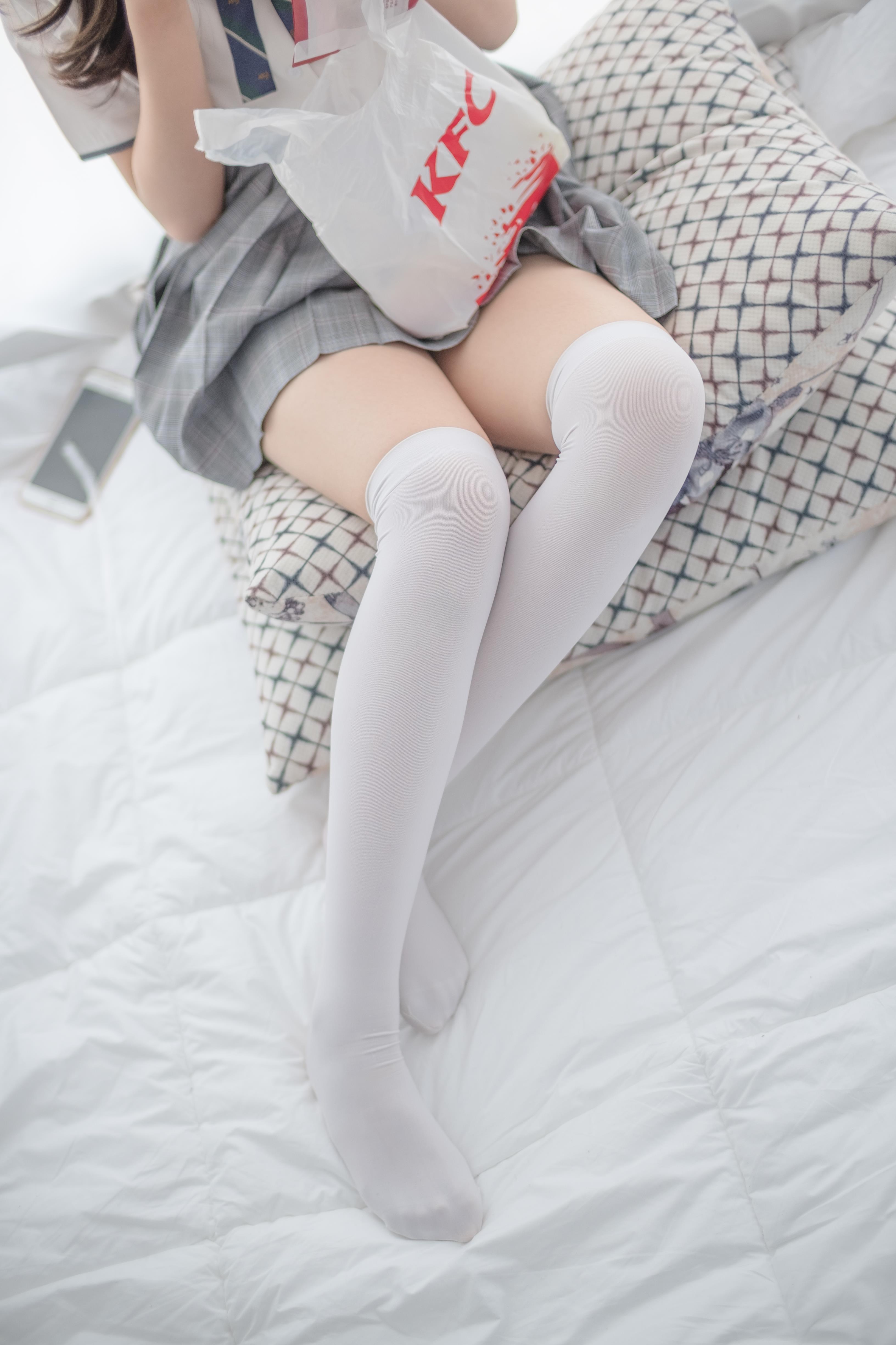 [森萝财团]萝莉R15-009 白色短袖衬衫与灰色短裙加白色丝袜美腿性感私房写真集,