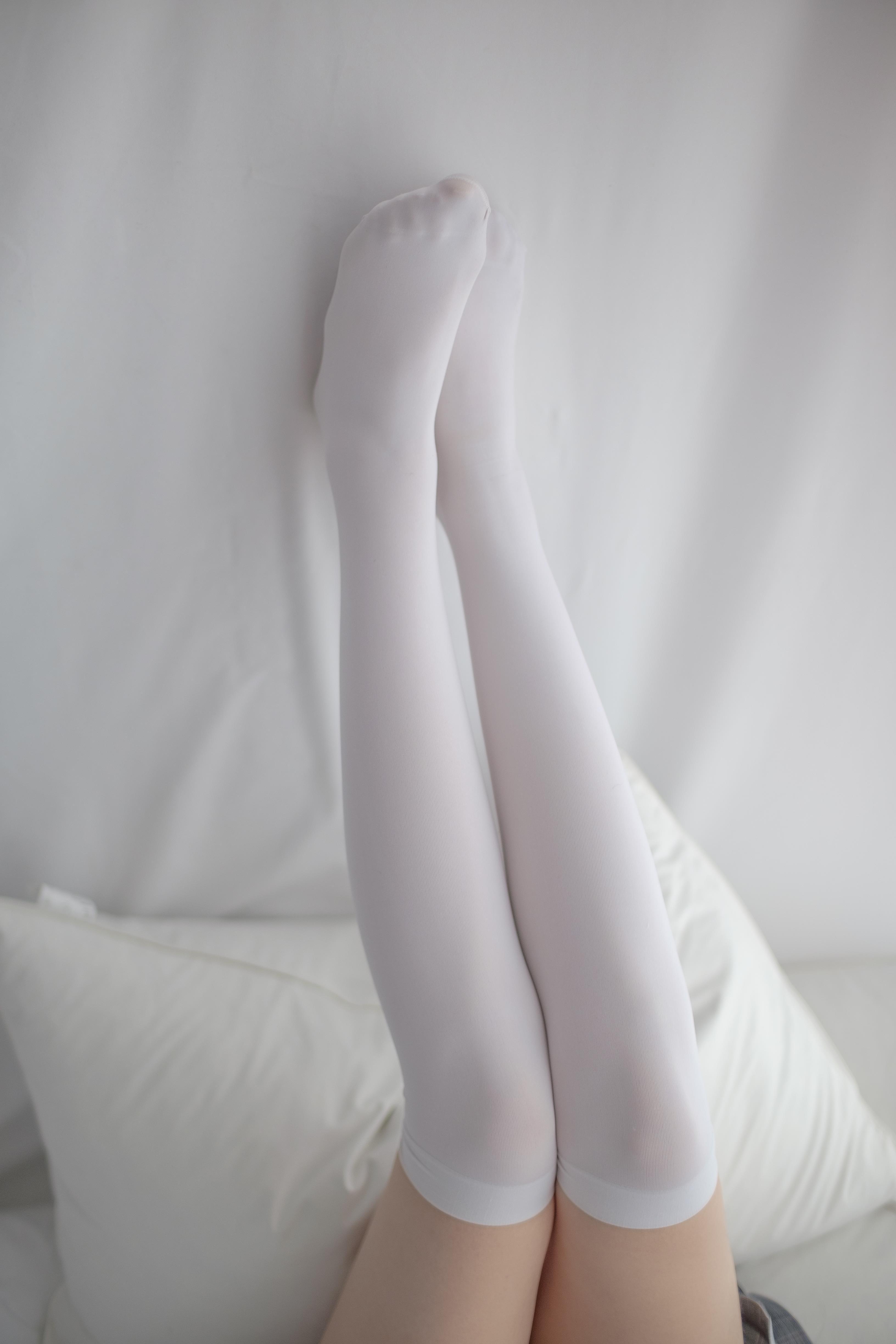 [森萝财团]萝莉R15-009 白色短袖衬衫与灰色短裙加白色丝袜美腿性感私房写真集,