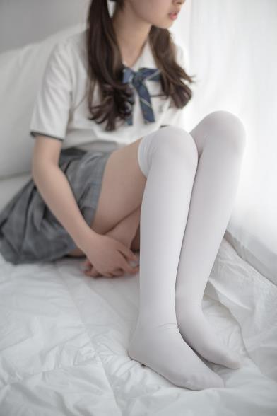 [森萝财团]萝莉R15-009 白色短袖衬衫与灰色短裙加白色丝袜美腿性感私房写真集
