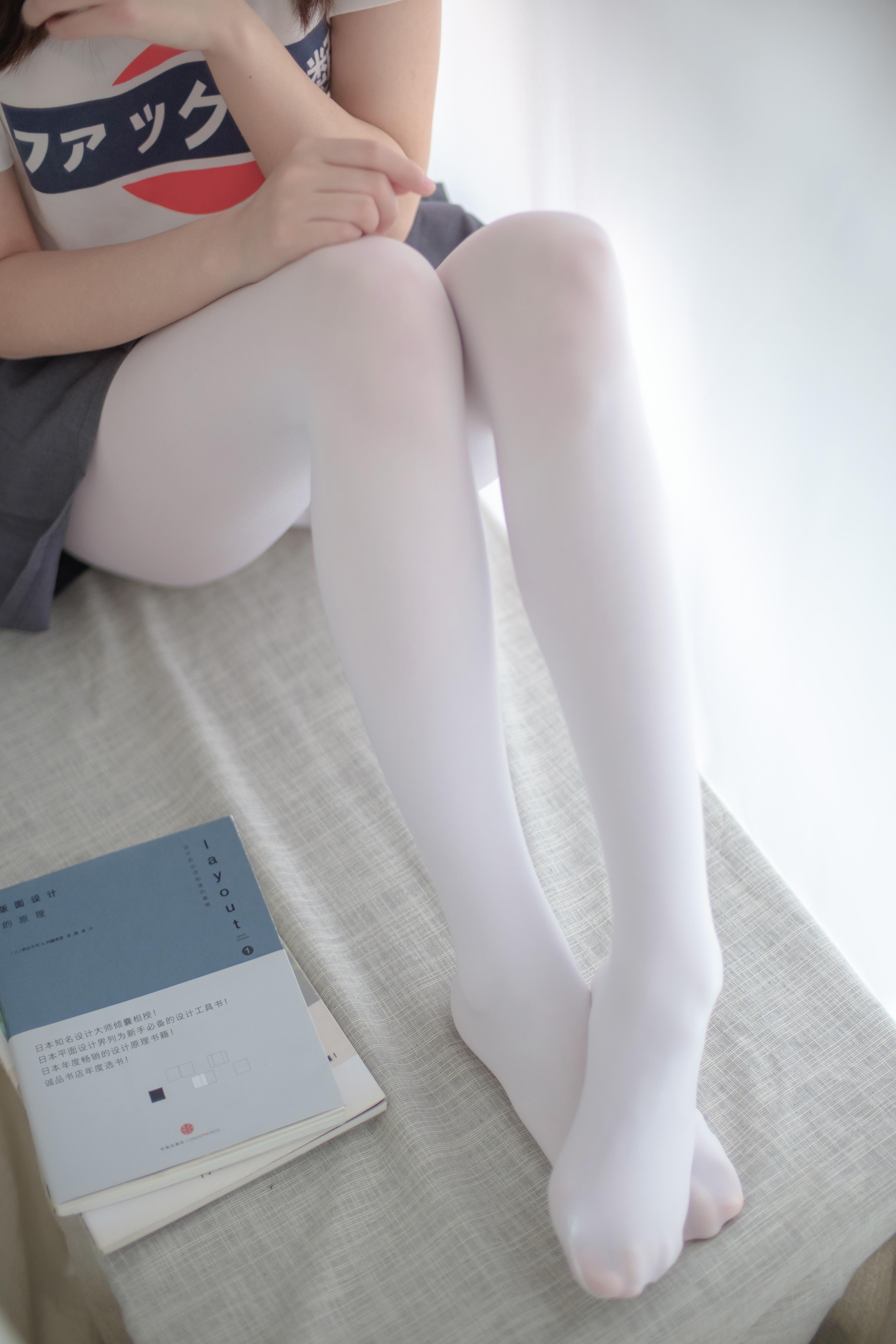 [森萝财团]萝莉R15-010 白色短袖与灰色短裙加白色丝袜美腿性感私房写真集,