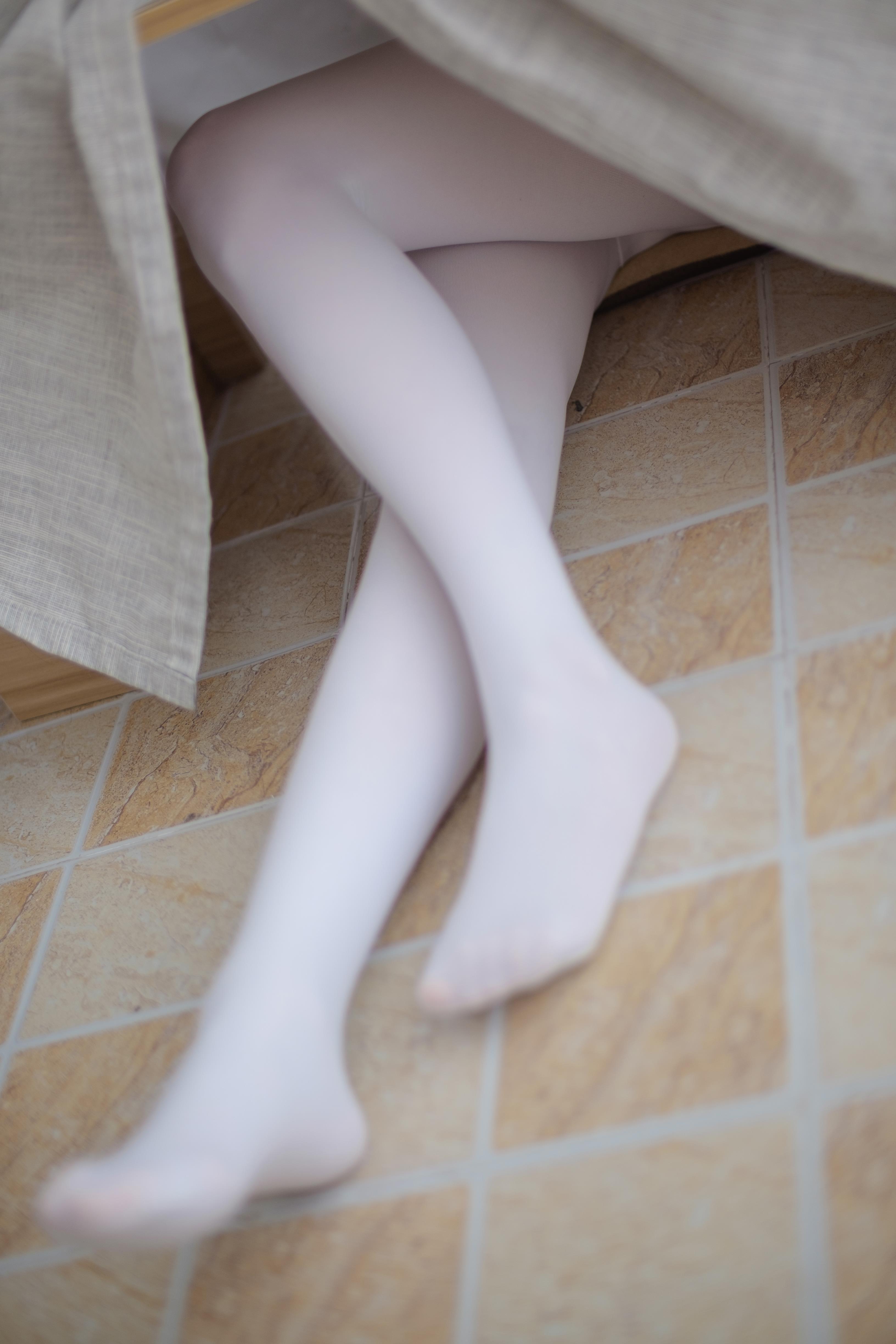 [森萝财团]萝莉R15-010 白色短袖与灰色短裙加白色丝袜美腿性感私房写真集,