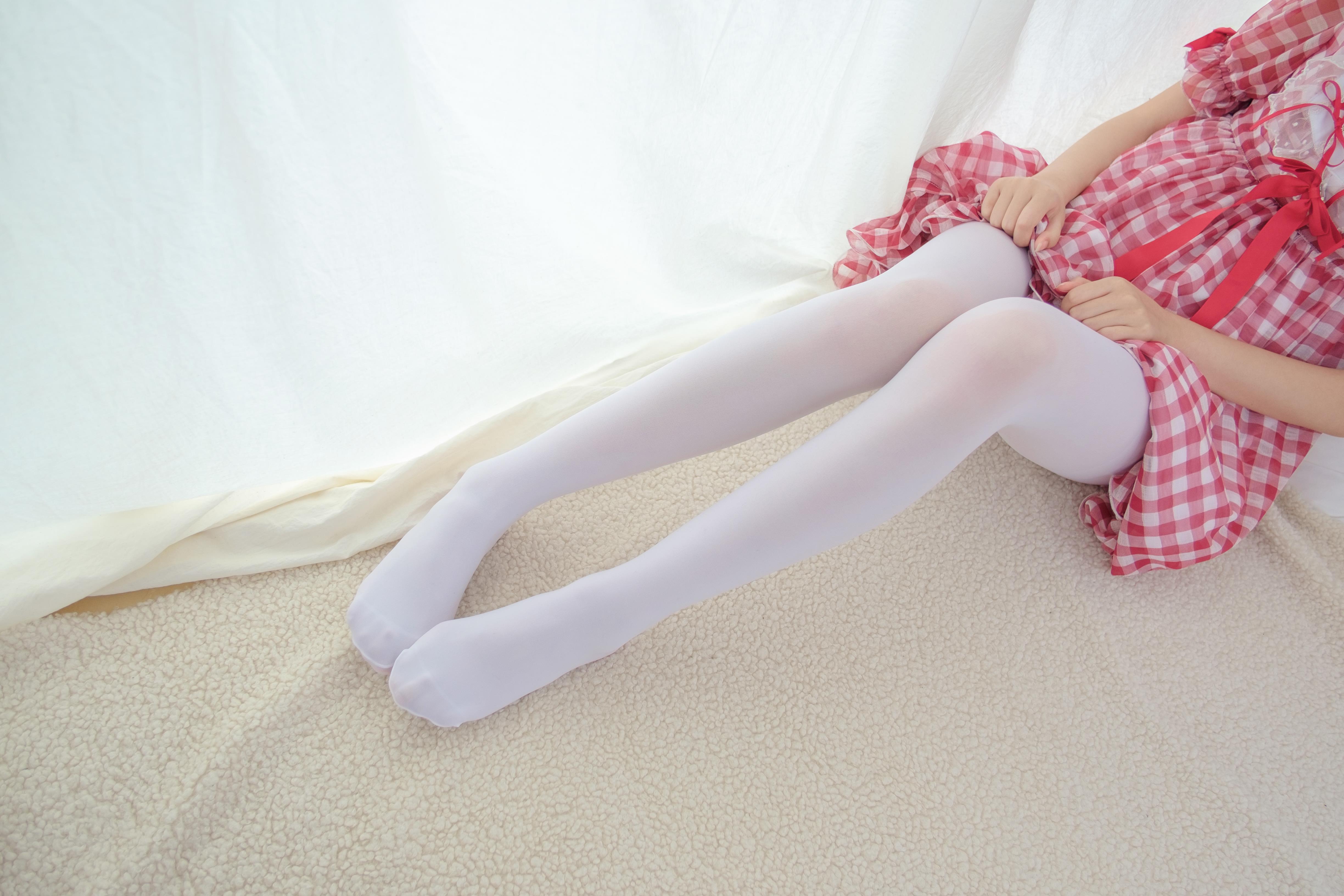 [森萝财团]萝莉R15-011 粉色格子连衣裙加白色丝袜美腿性感私房写真集,