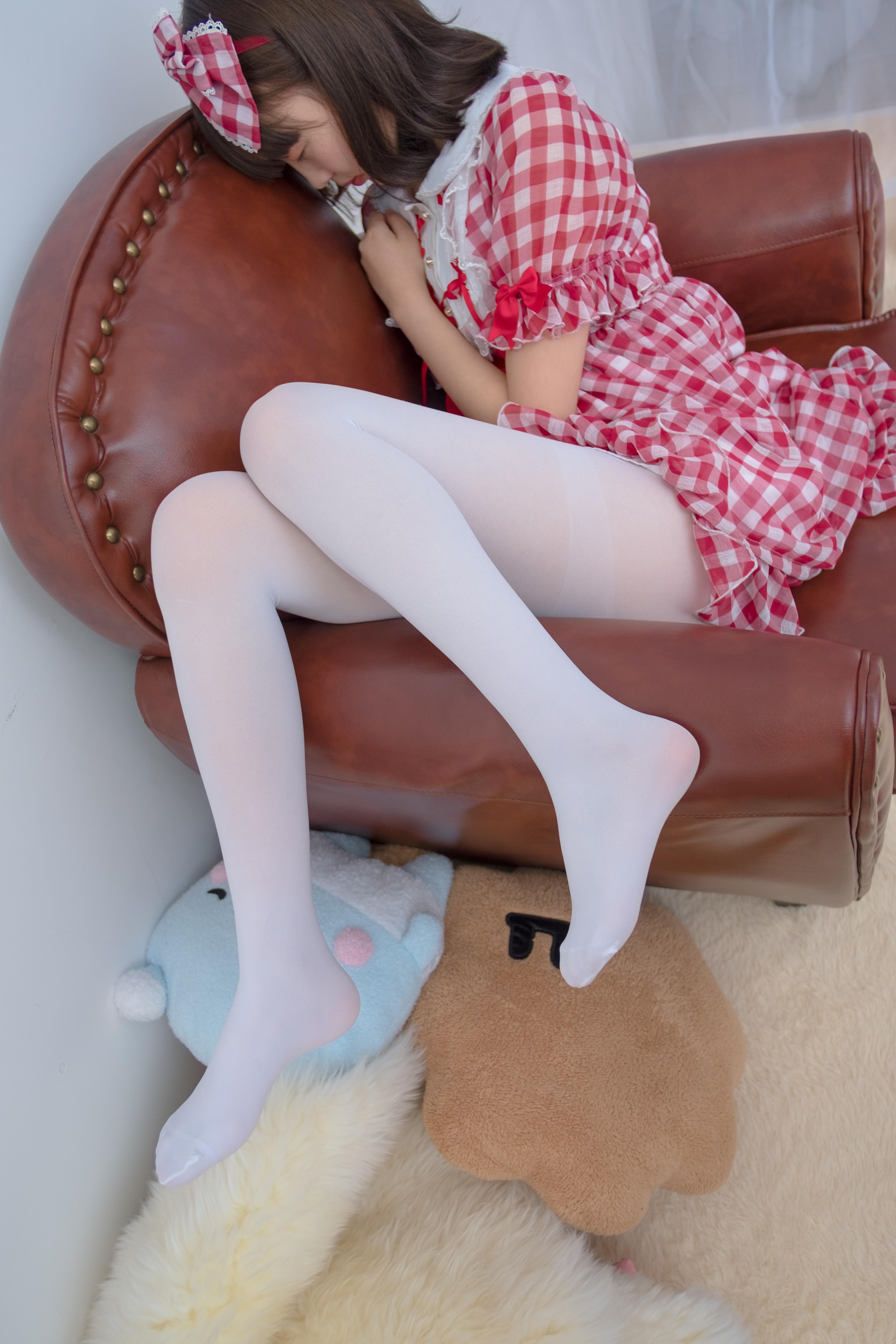 [森萝财团]萝莉R15-011 粉色格子连衣裙加白色丝袜美腿性感私房写真集,